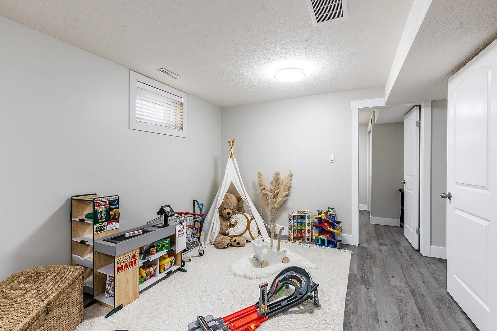 270 Shepherd Cres SE Interior-23.jpg