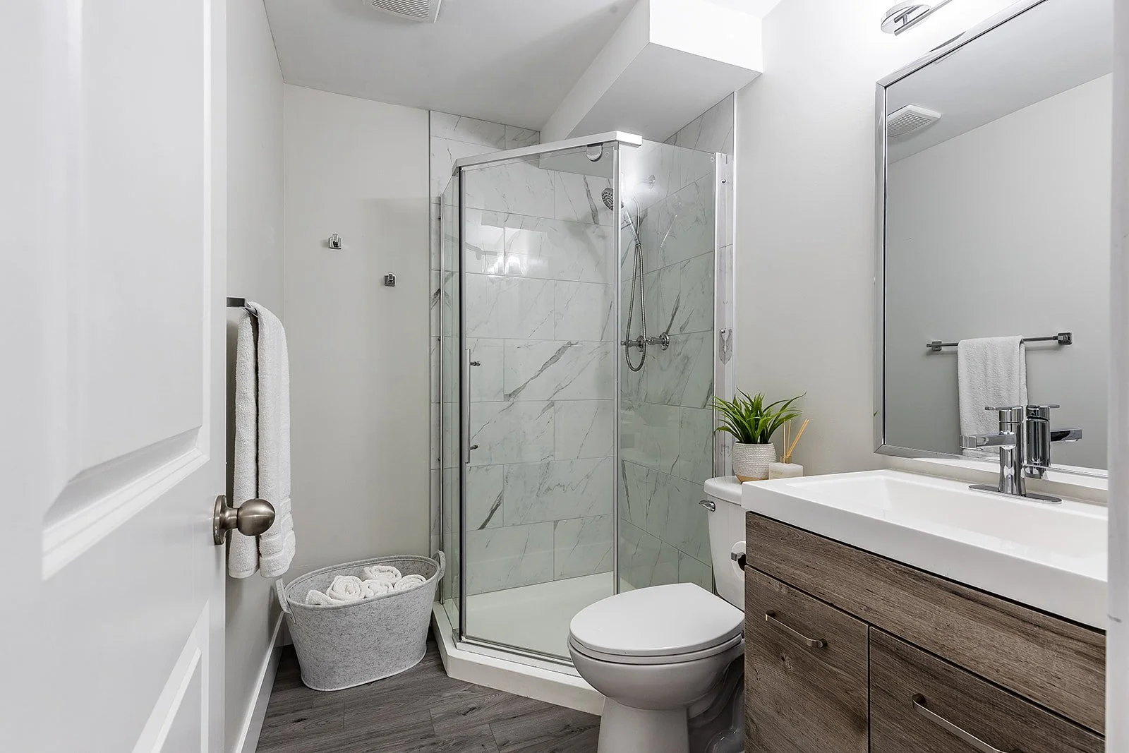 270 Shepherd Cres SE Interior-30.jpg