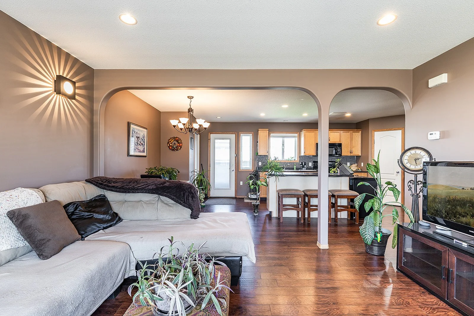 2 128 3 St NE-11.jpg