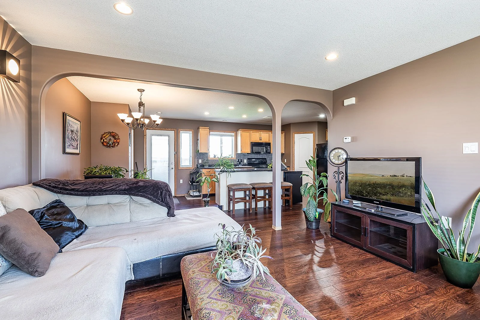 2 128 3 St NE-13.jpg