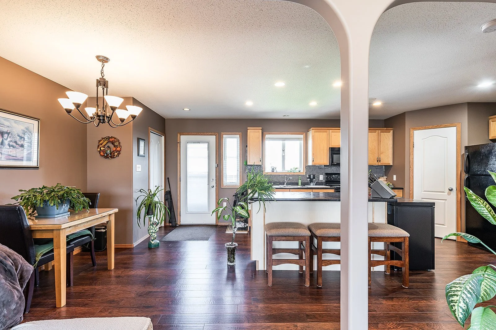 2 128 3 St NE-16.jpg