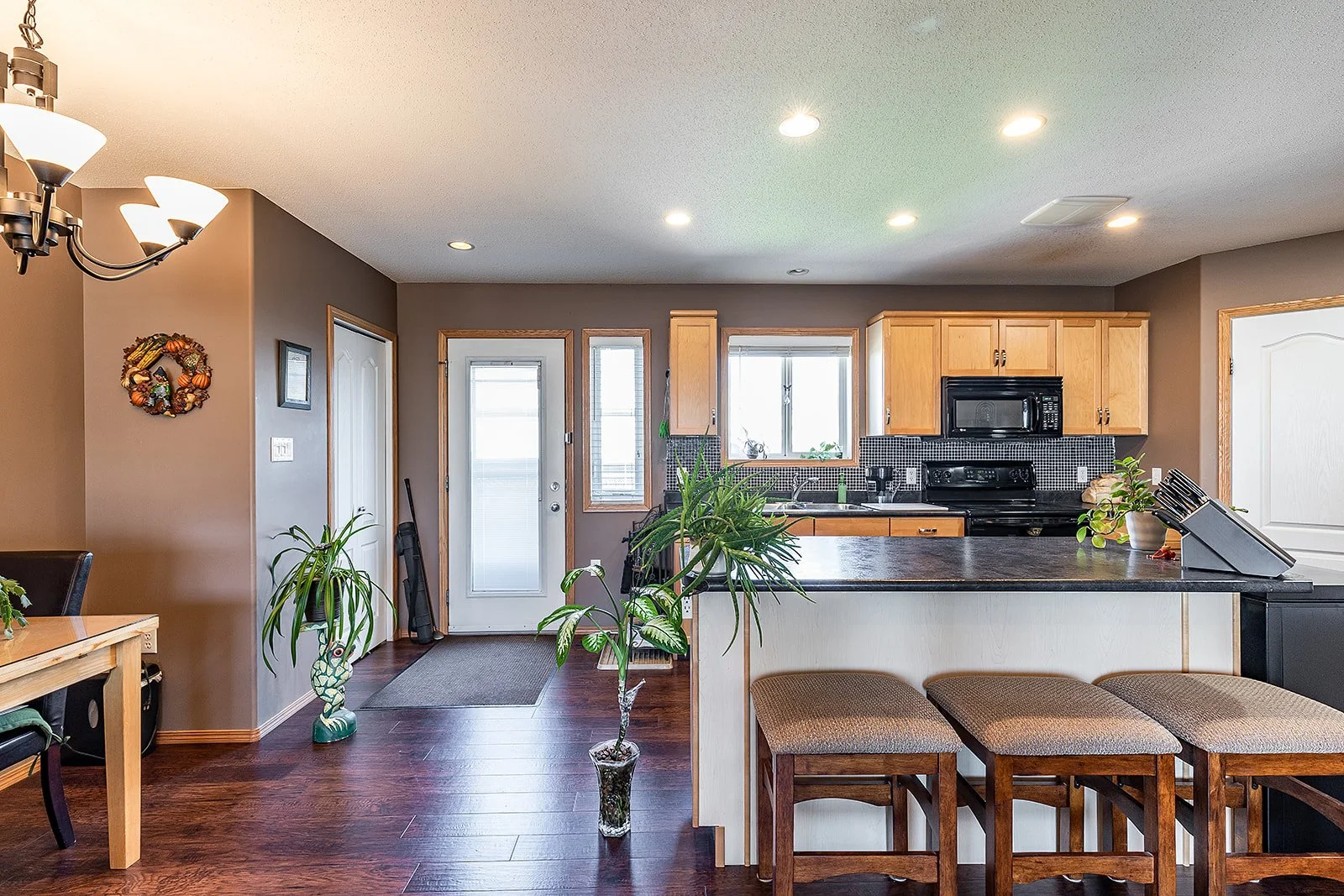 2 128 3 St NE-17.jpg