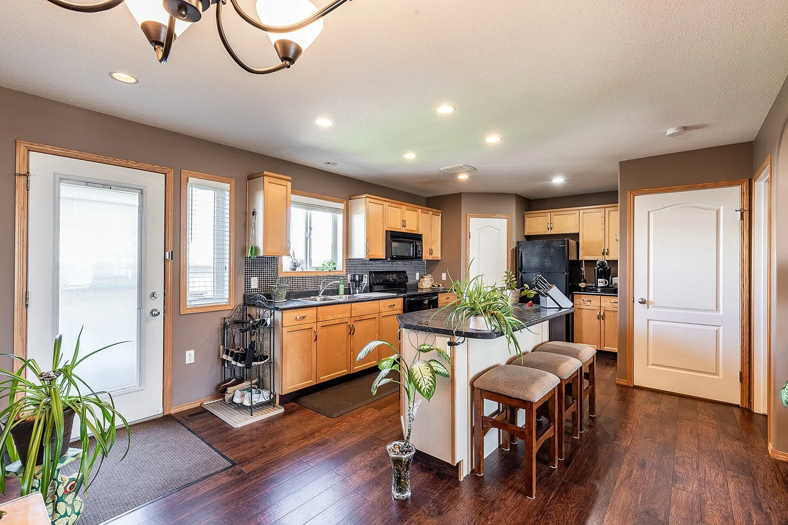 2 128 3 St NE-18.jpg