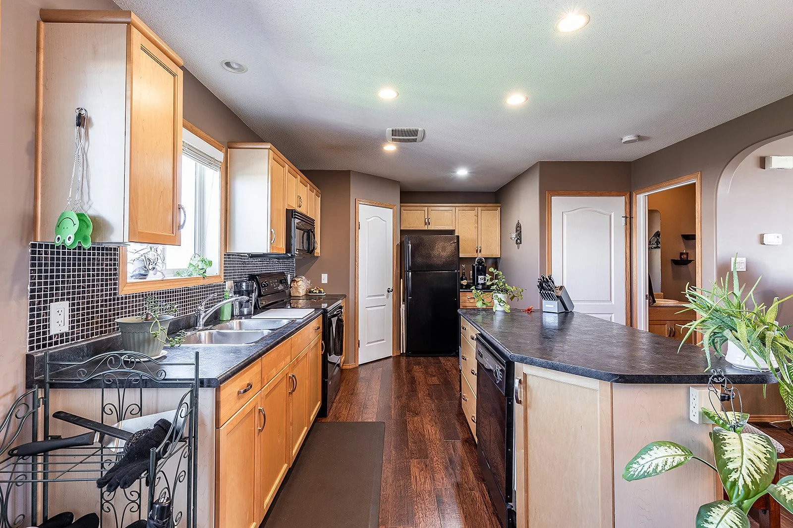 2 128 3 St NE-19.jpg