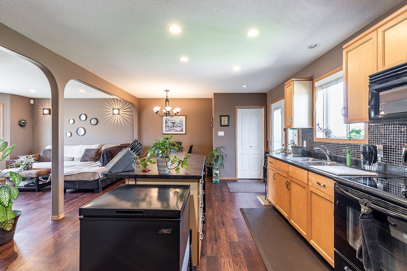 2 128 3 St NE-21.jpg