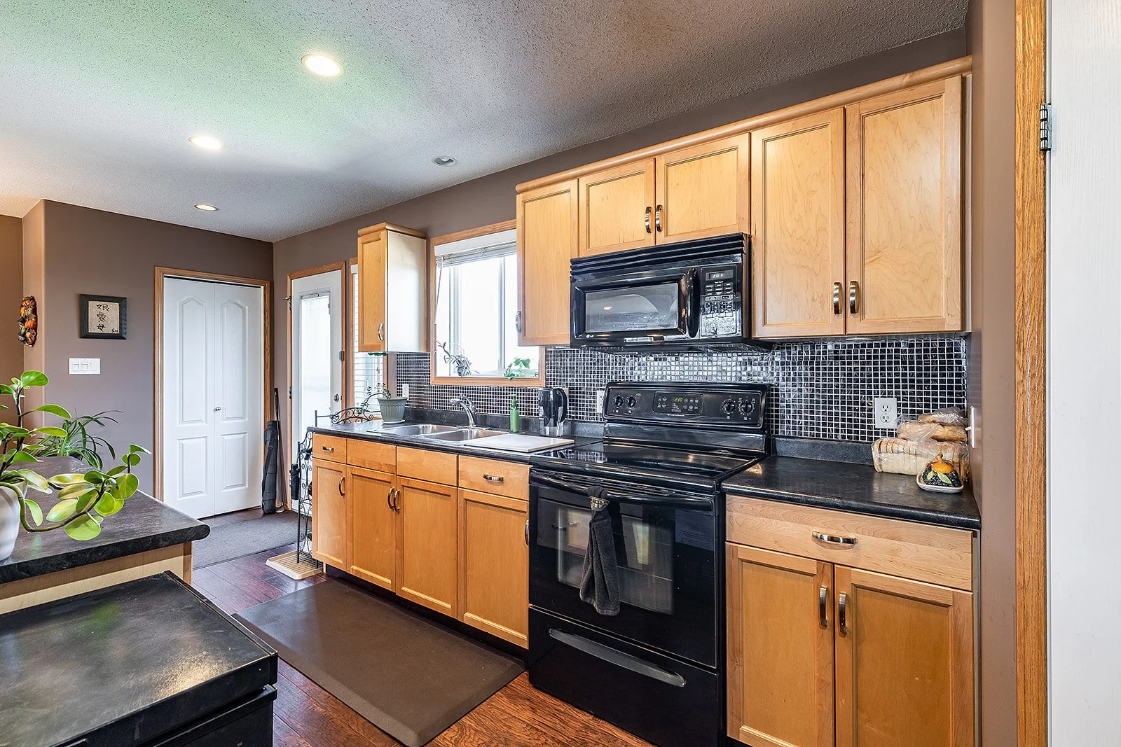 2 128 3 St NE-22.jpg