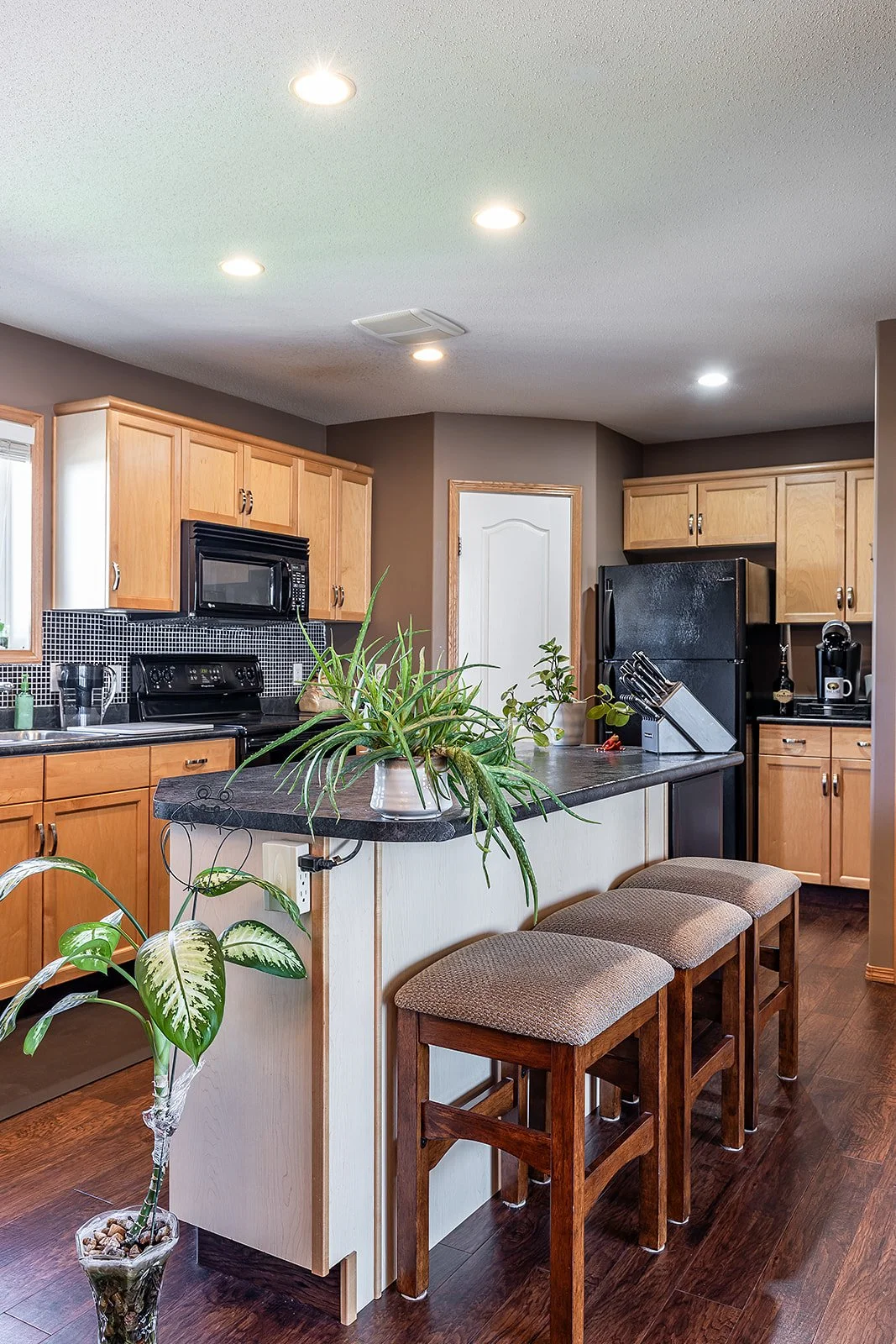 2 128 3 St NE-24.jpg