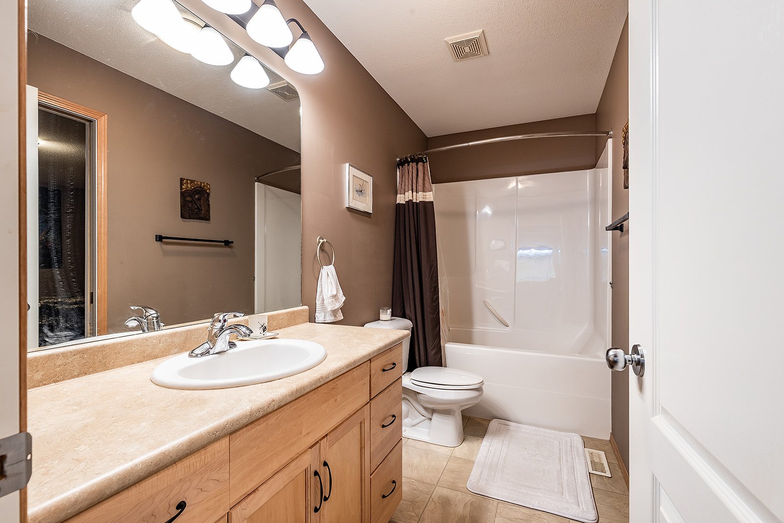 2 128 3 St NE-27.jpg