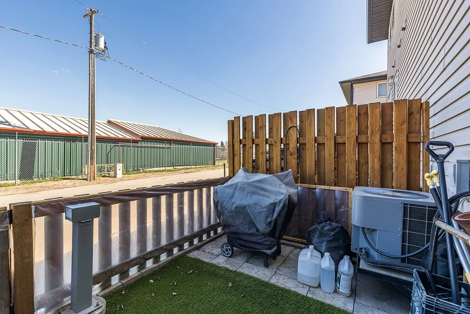 2 128 3 St NE-46.jpg