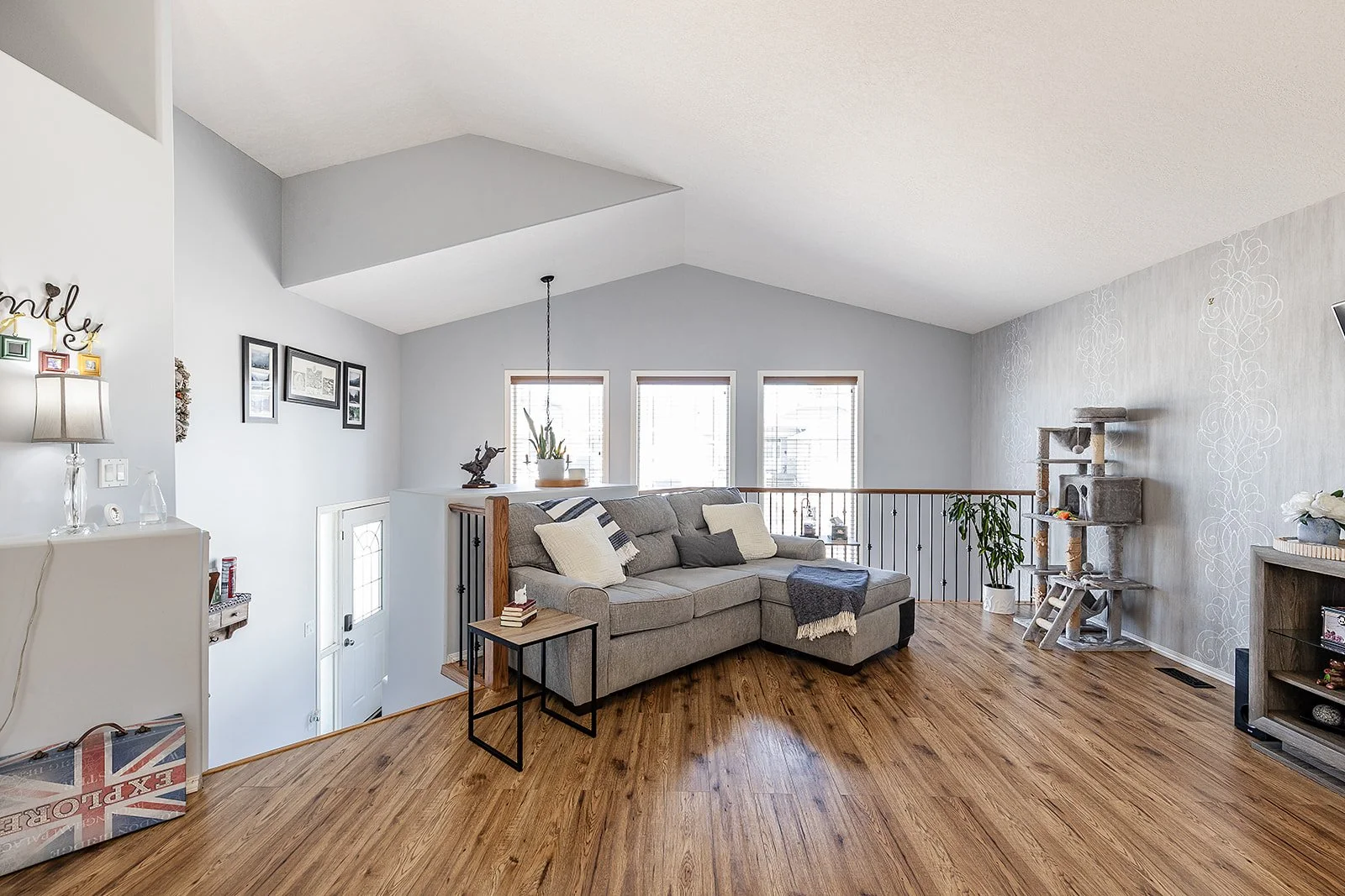 71 Sunset Cres SW-7.jpg