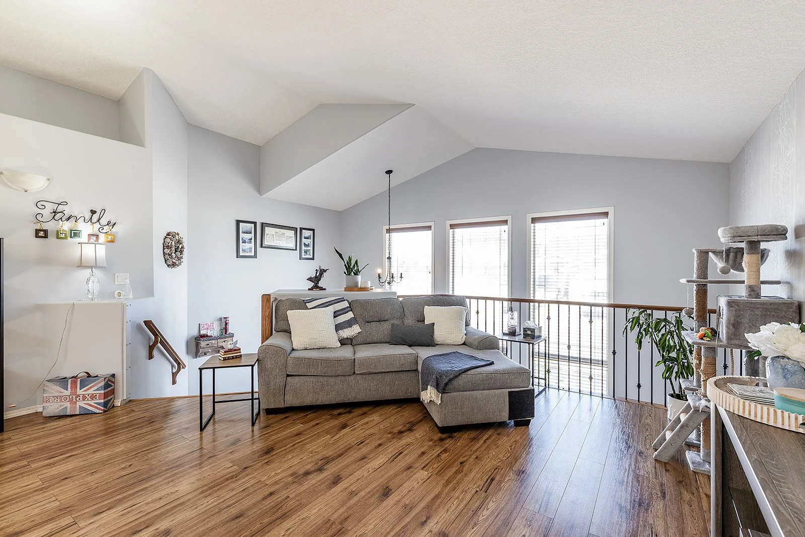 71 Sunset Cres SW-8.jpg