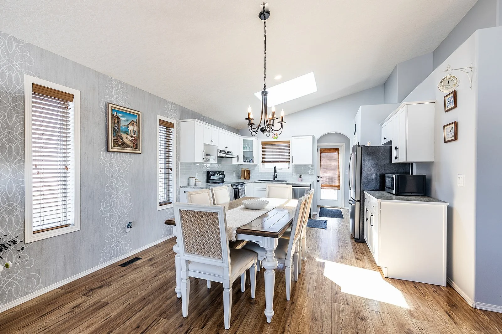 71 Sunset Cres SW-10.jpg