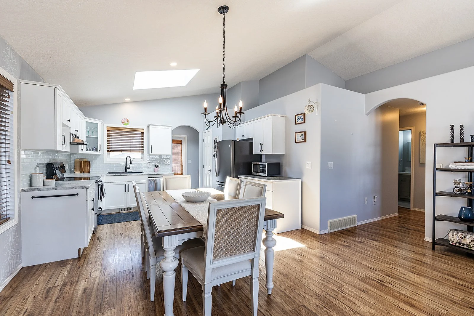 71 Sunset Cres SW-11.jpg