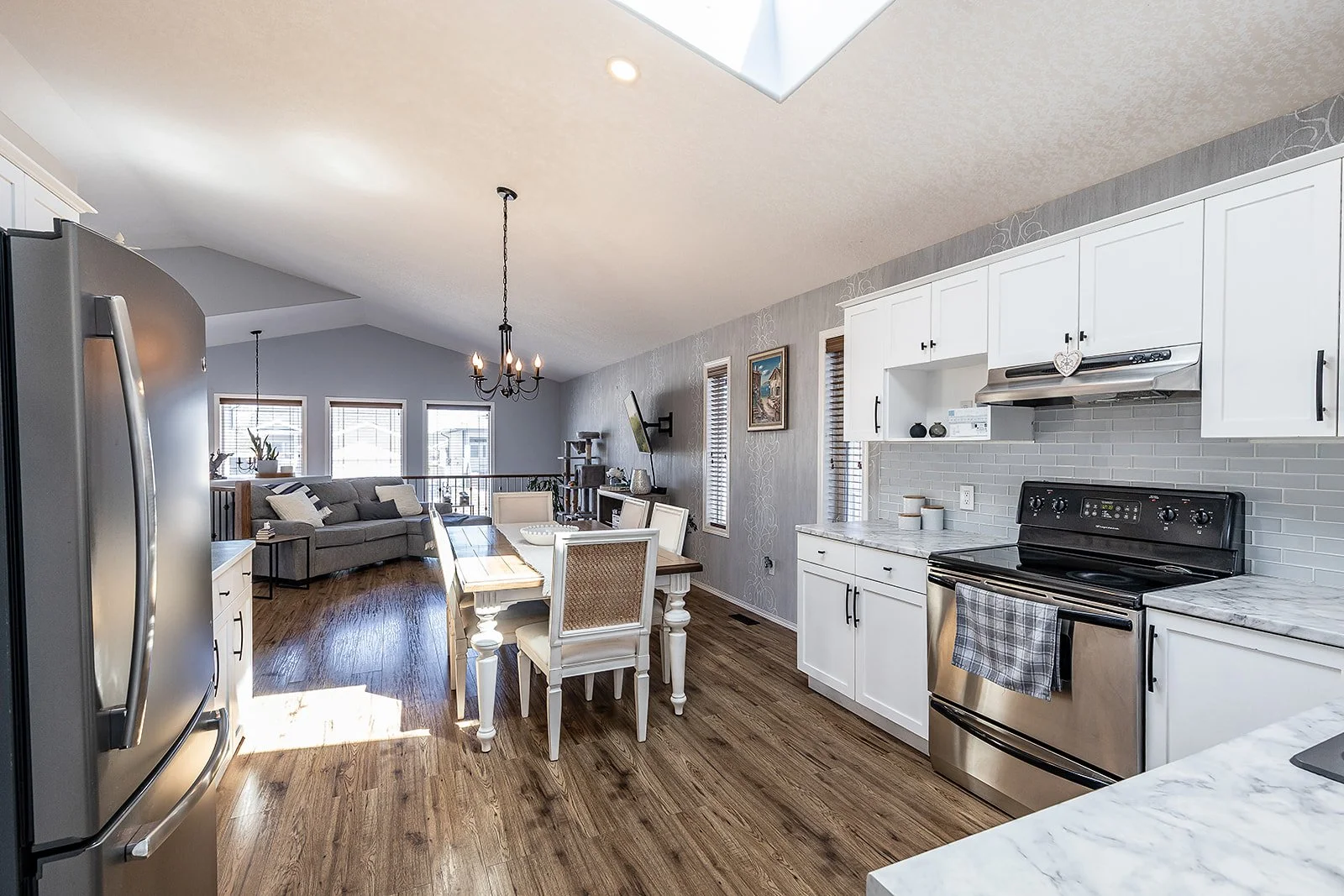 71 Sunset Cres SW-15.jpg