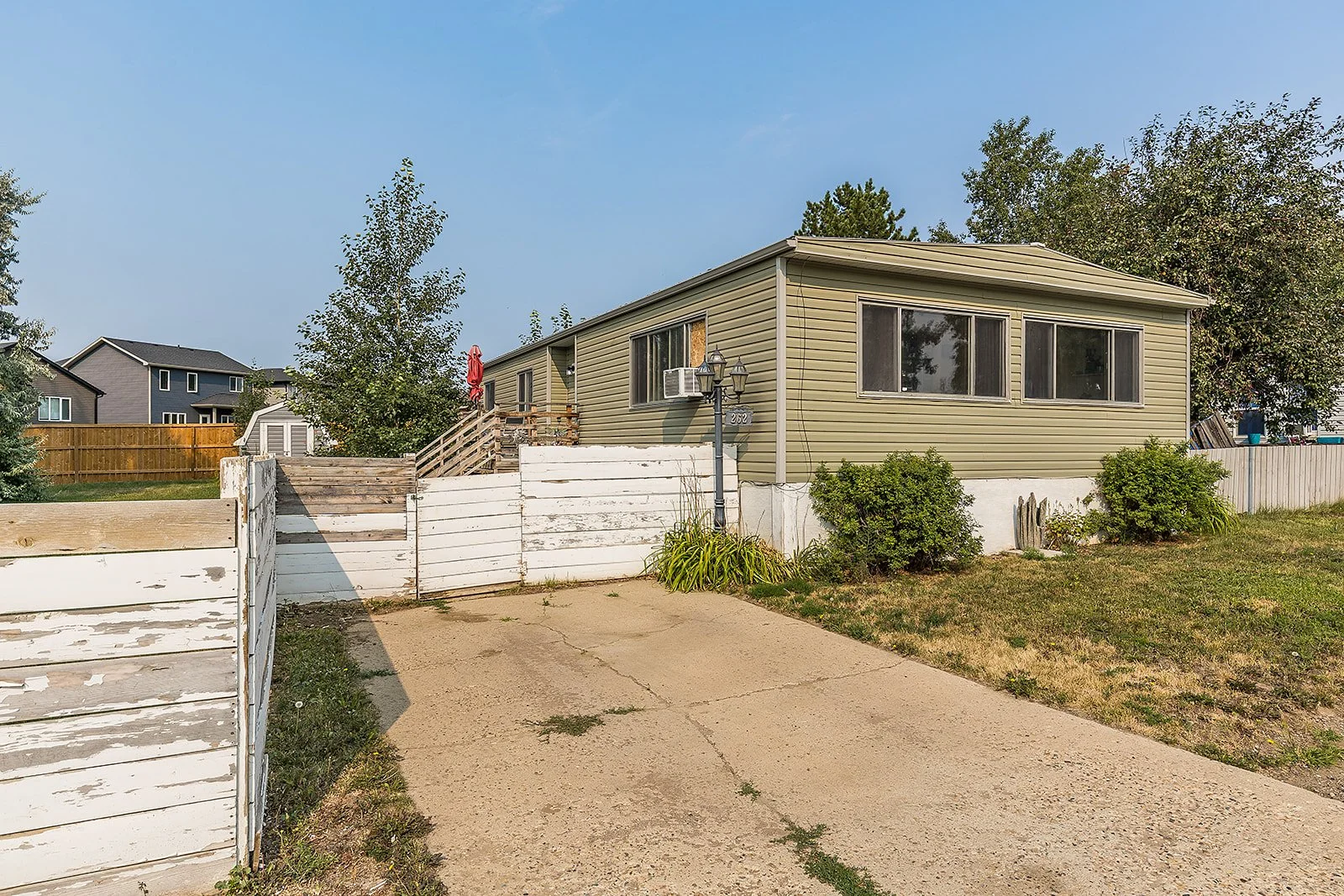 262 4000 13 Ave SE-1.jpg