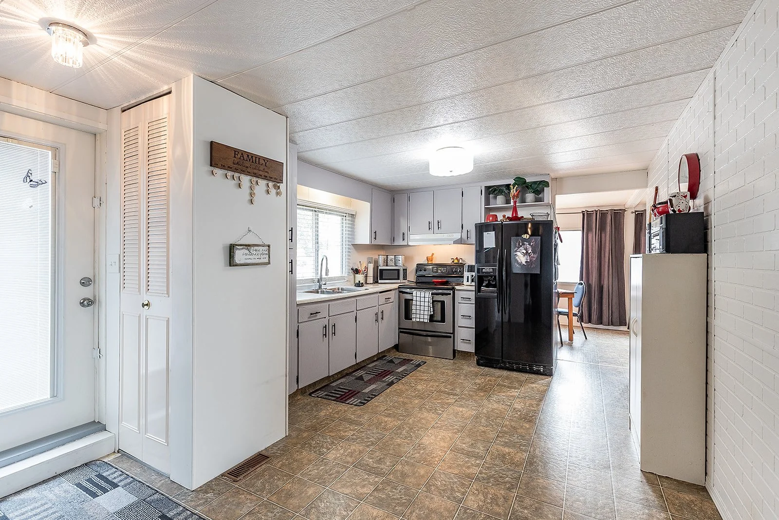 262 4000 13 Ave SE-19.jpg