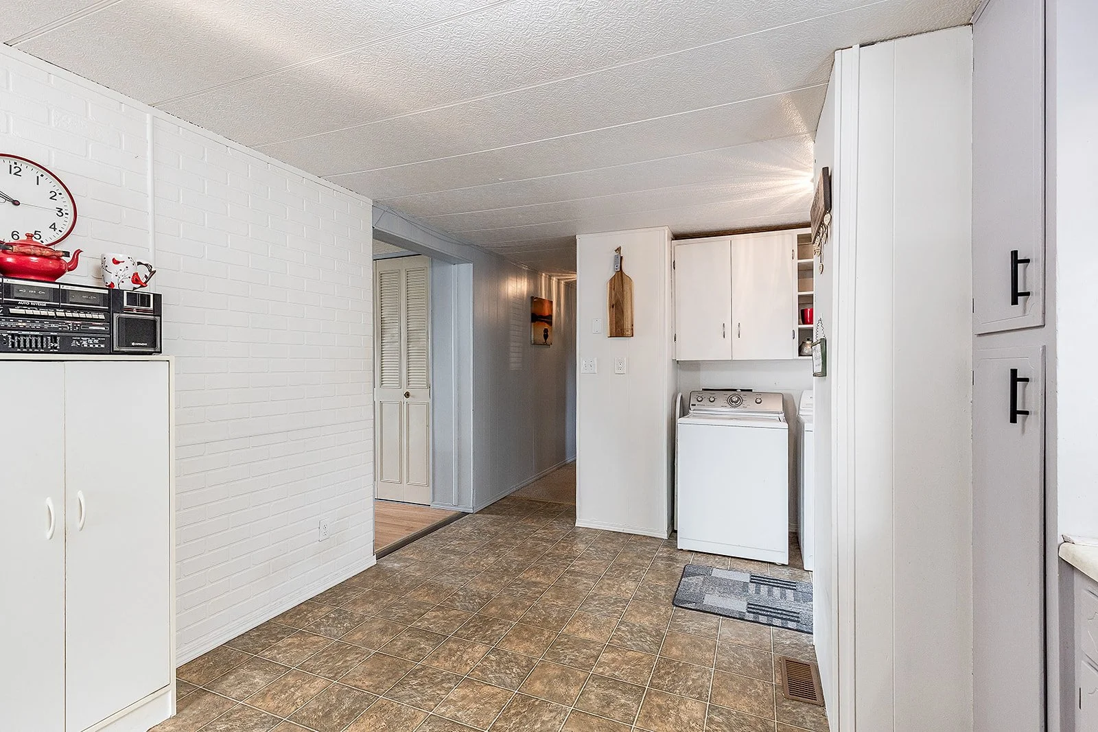 262 4000 13 Ave SE-24.jpg