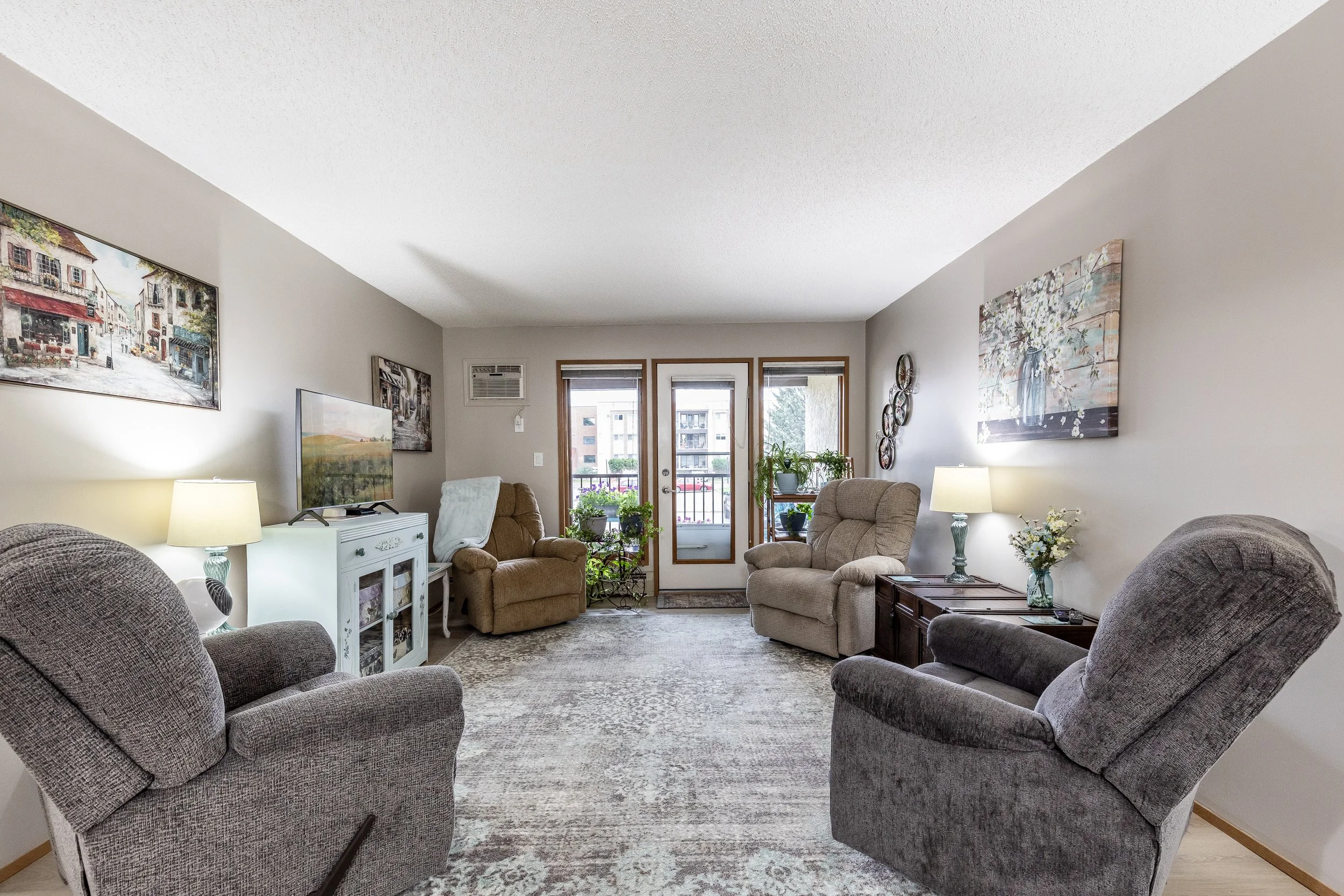 135 1480 Southview Dr SE-12.jpg