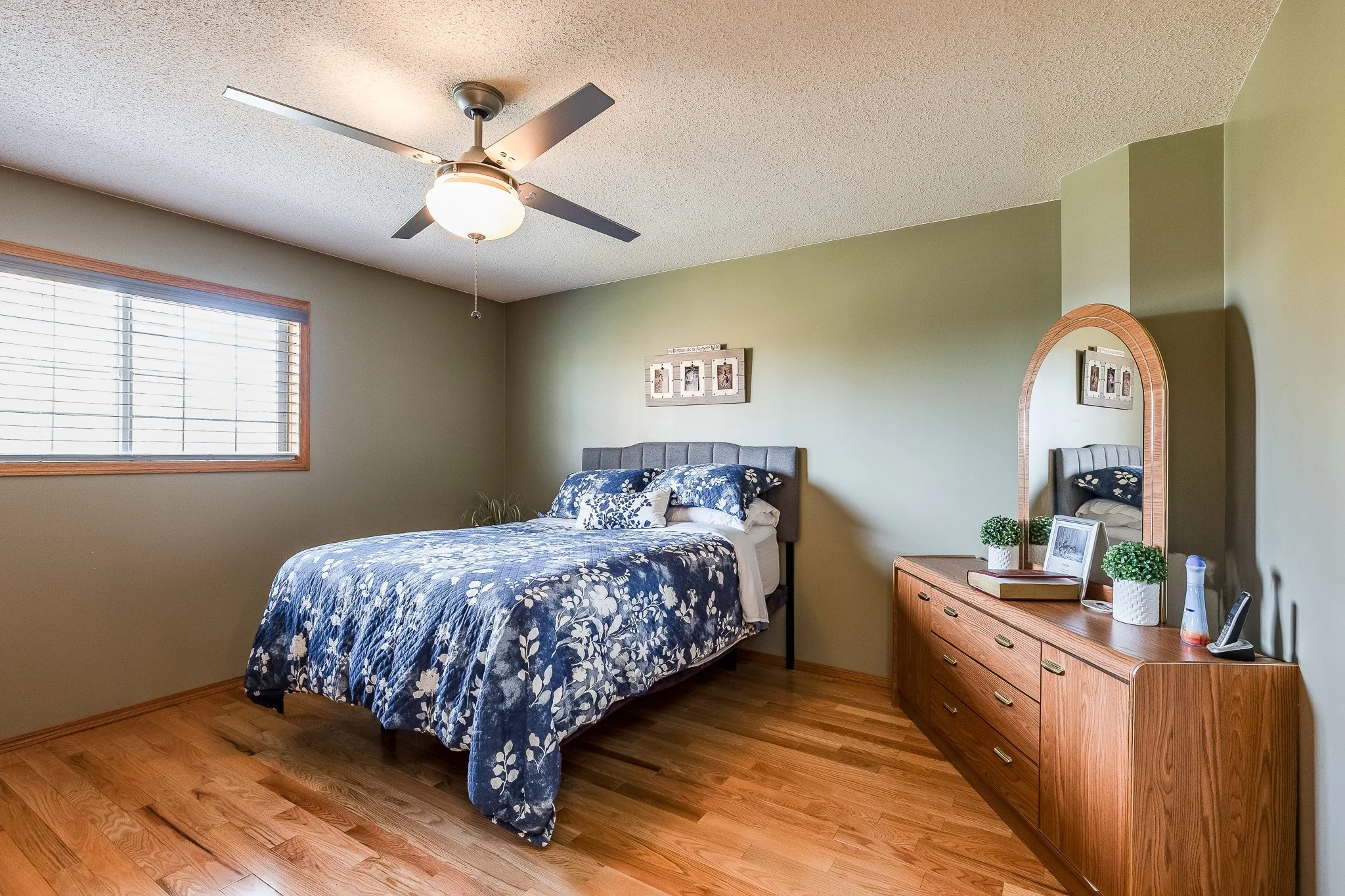 406 165 Southridge Dr SE web-25.jpg