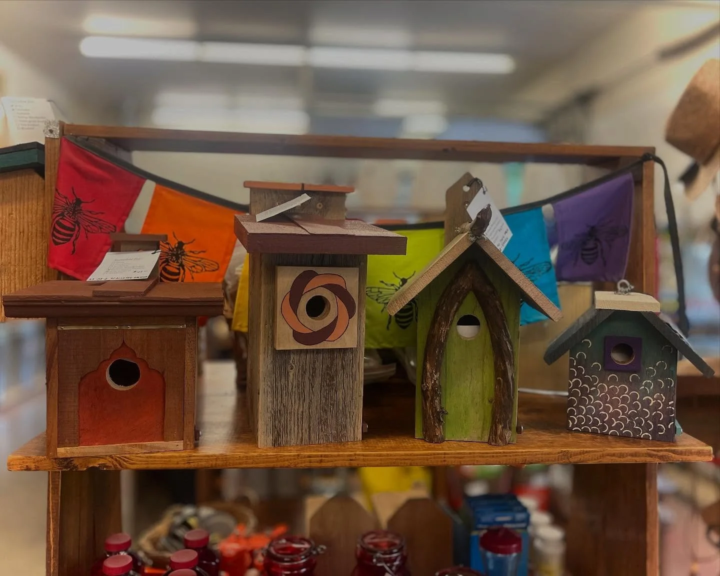 Did you know that native chickadees prefer a different nest entry diameter than tree swallows? Or a nuthatch&rsquo;s ideal shelter height is different than a bluebird&rsquo;s?
🐦🕳️❓

Carol Garringer does, the local crafter of our new birdhouses from