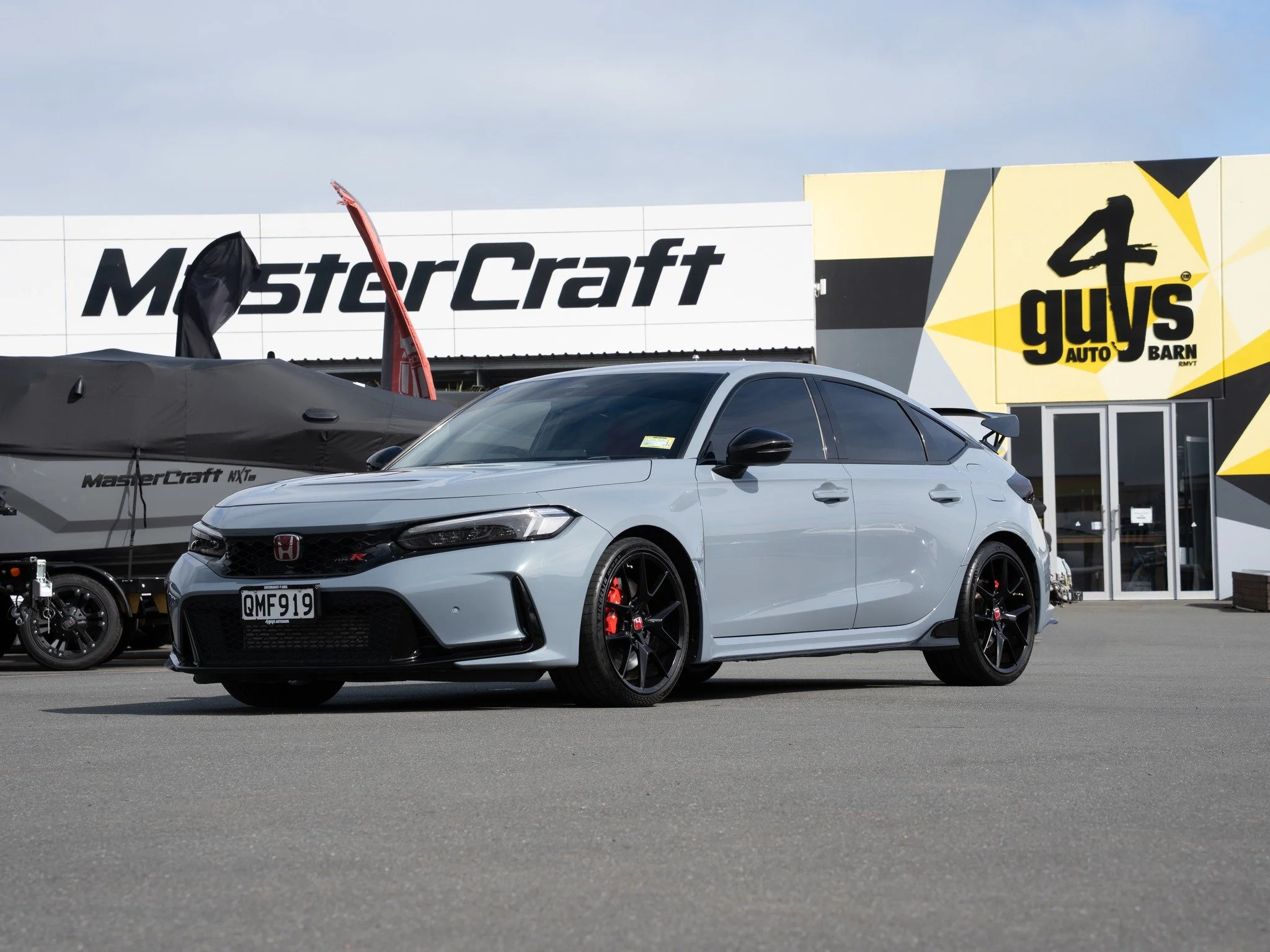 This one feels like a throwback to the oldschool 4Guys. 2023 Honda Civic TYPE R VTEC TURBO

✅ 2.0L VTEC Turbo
✅ 6-Speed Manual + Rev Match Technology
✅ AWE Track Exhaust ($3,500) + PRL Cold Air Intake ($1,500)
✅ Duraseal Body Protection + Tinted Rear