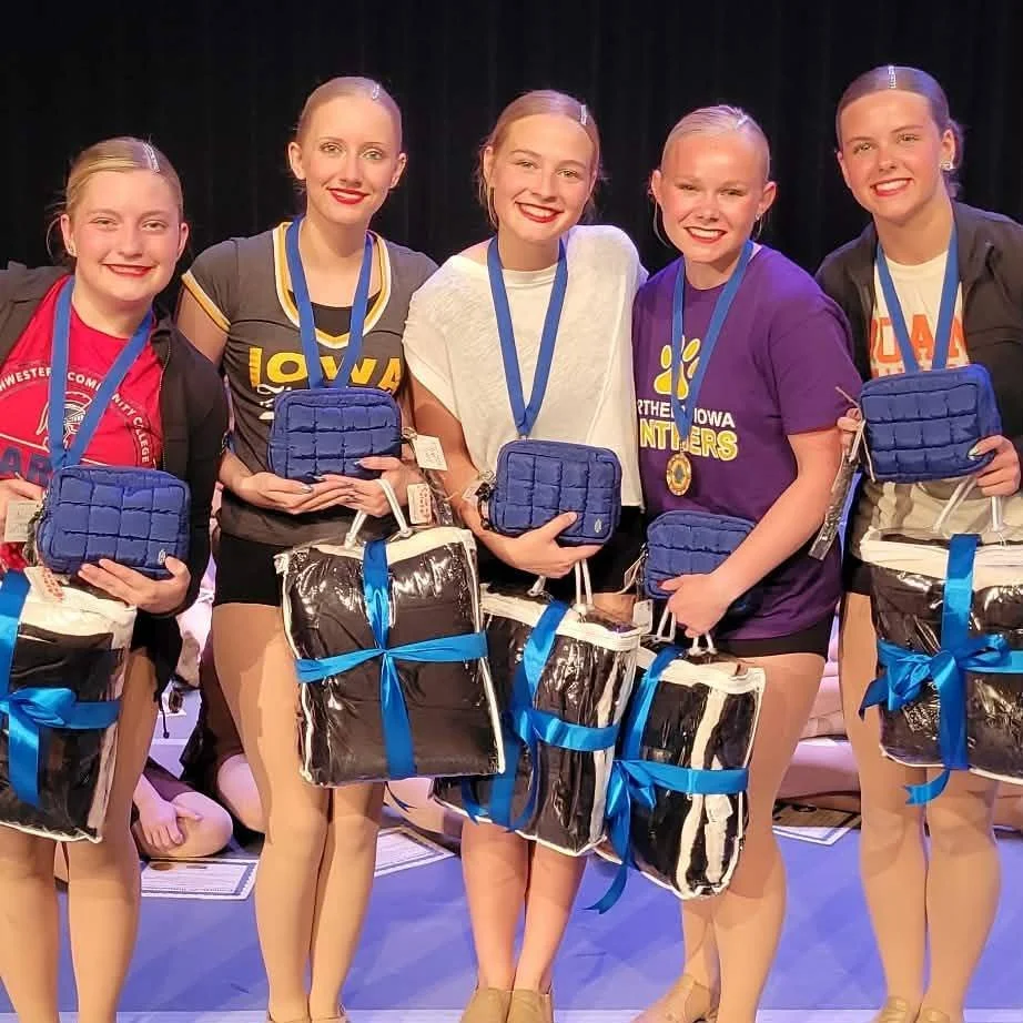 s p o t l i g h t 🎓 s e n i o r 🎓 s u n d a y
Today we celebrate our 5 graduating seniors in their last Spotlight recital. We love the friendships they've created inside Spotlight, and we're so thankful for their many years of leadership. Best of L