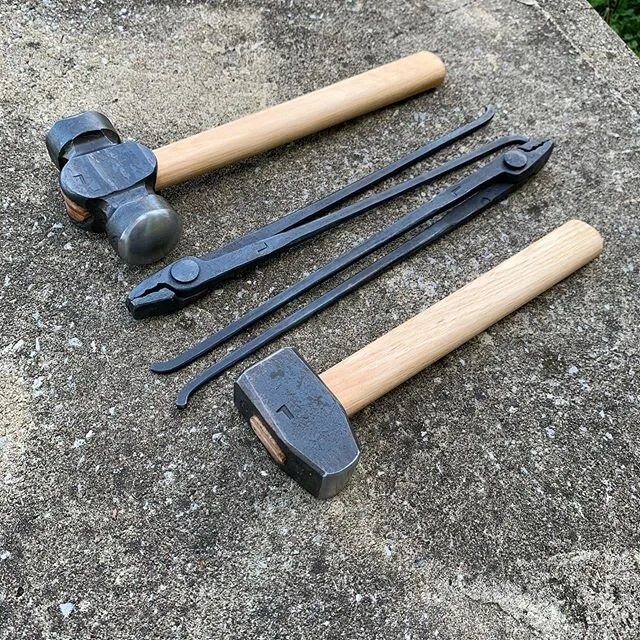 Ever heard the idiom &ldquo;going at it hammer and tongs&rdquo;
Here are two hammers and two sets of tongs that shipped out the other day!
I hope the customer enjoys them!
.
.
.
.
.
.
.
#hammer #roundinghammer #blacksmith #blacksmithing #blacksmiths 