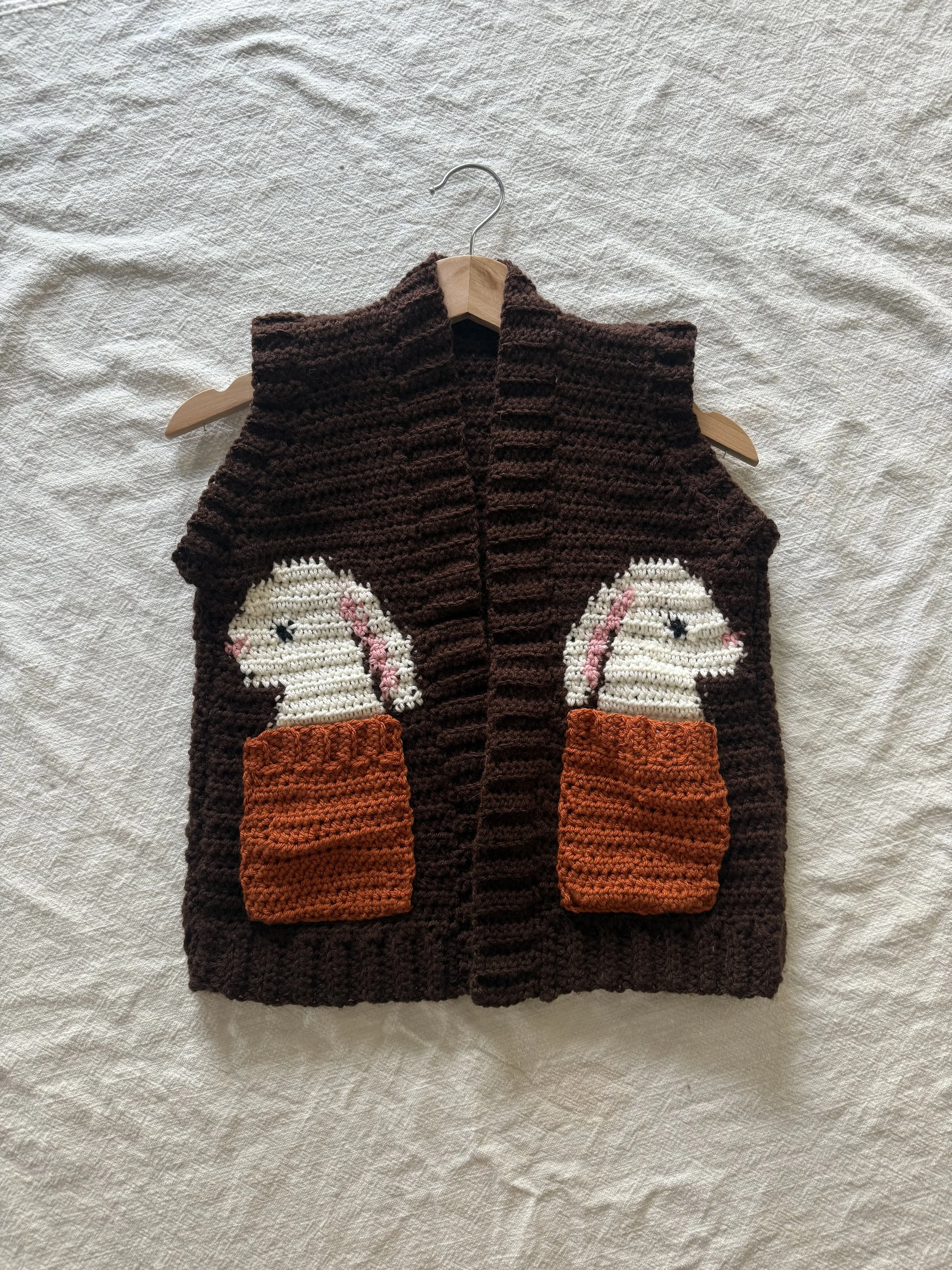 on "pair of vests" pattern | IG @amu.crochets