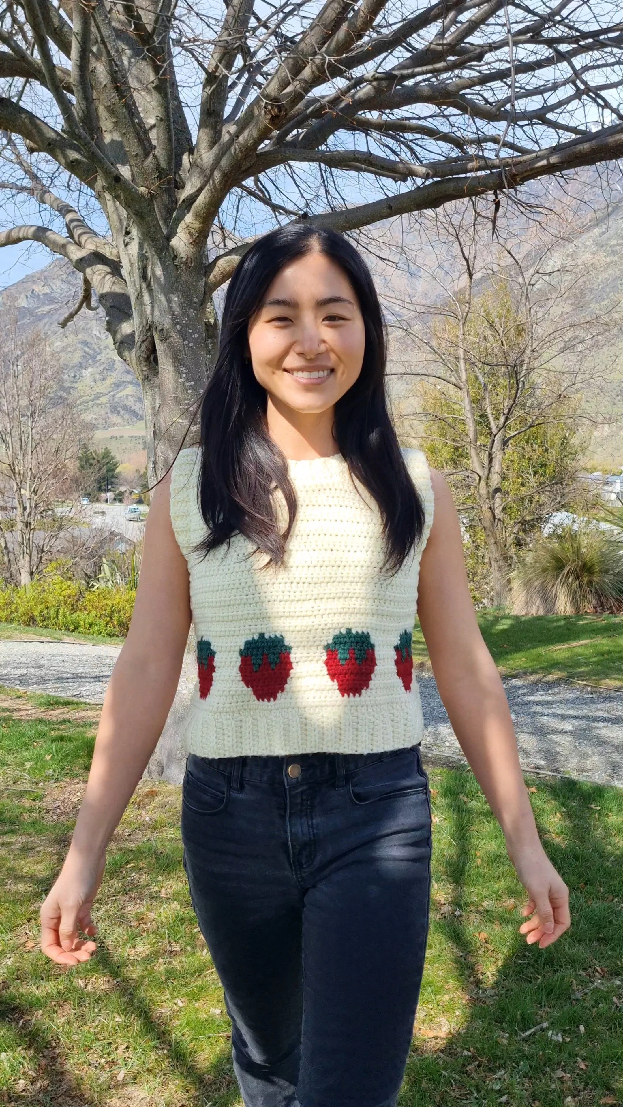 strawberry vest by @bespokethreadsnz using the pair of vests pattern