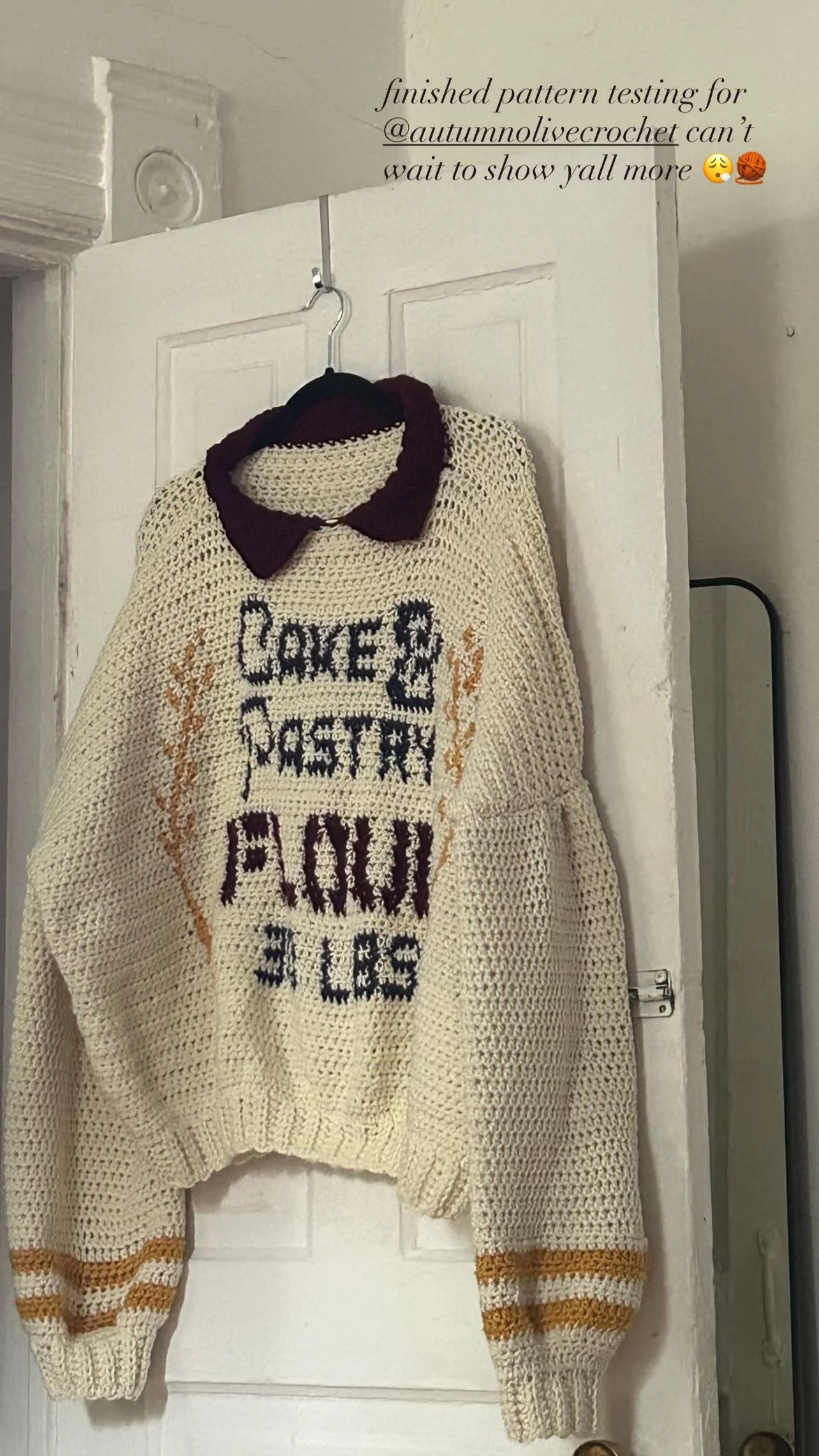 flour sweater with split collar 