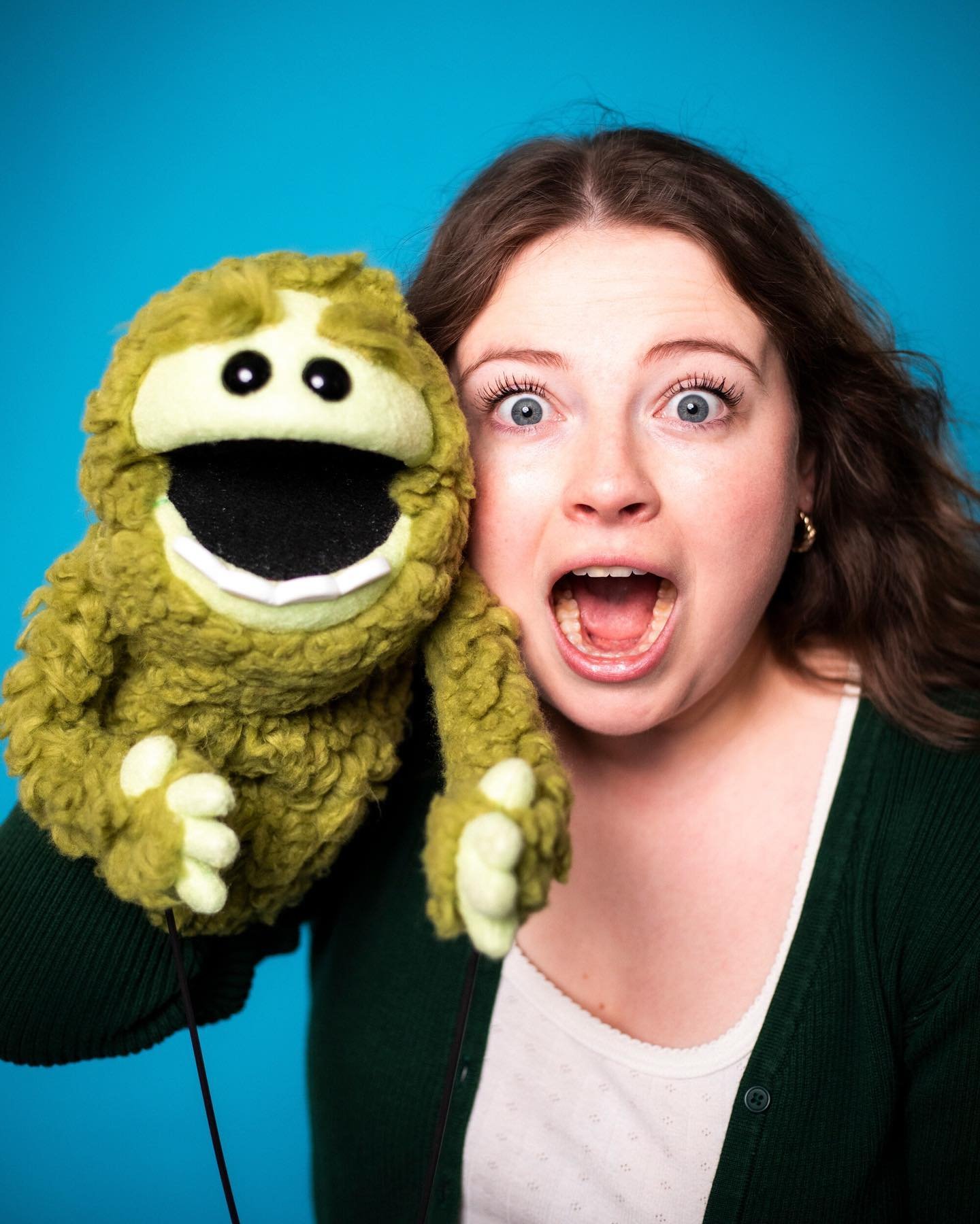 made a last minute decision to bring my puppets to a shoot with @kellykrauterphoto &hellip; the results did not disappoint

more photos of my face coming soon 🙈

the cutest puppet ever made by @blankpuppets

#puppeteer #voiceactor #headshotsession