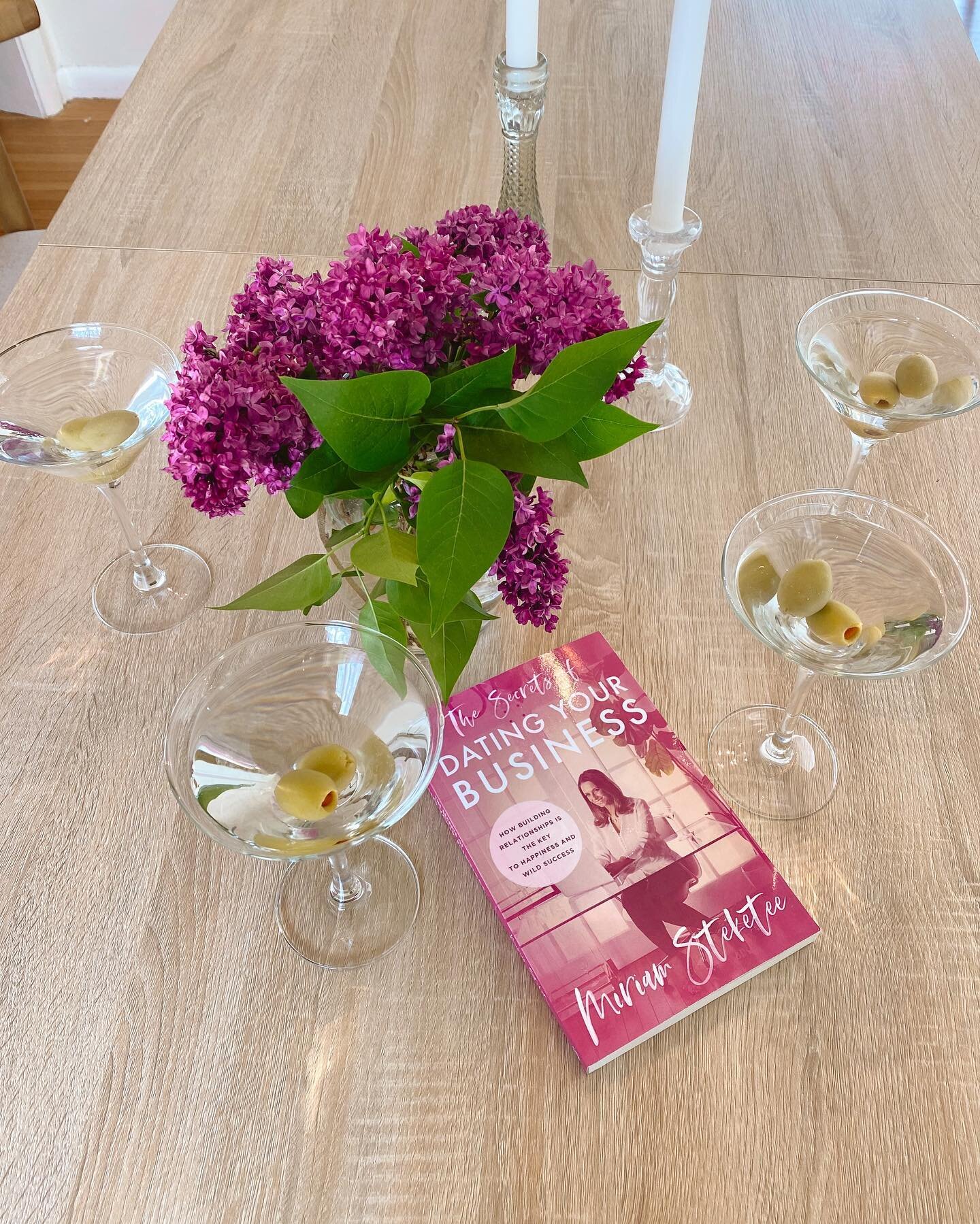 Heading into the long weekend like 😍🍸 This is my kind of book club!! Drinks, friends, and conversations about my new book 💞