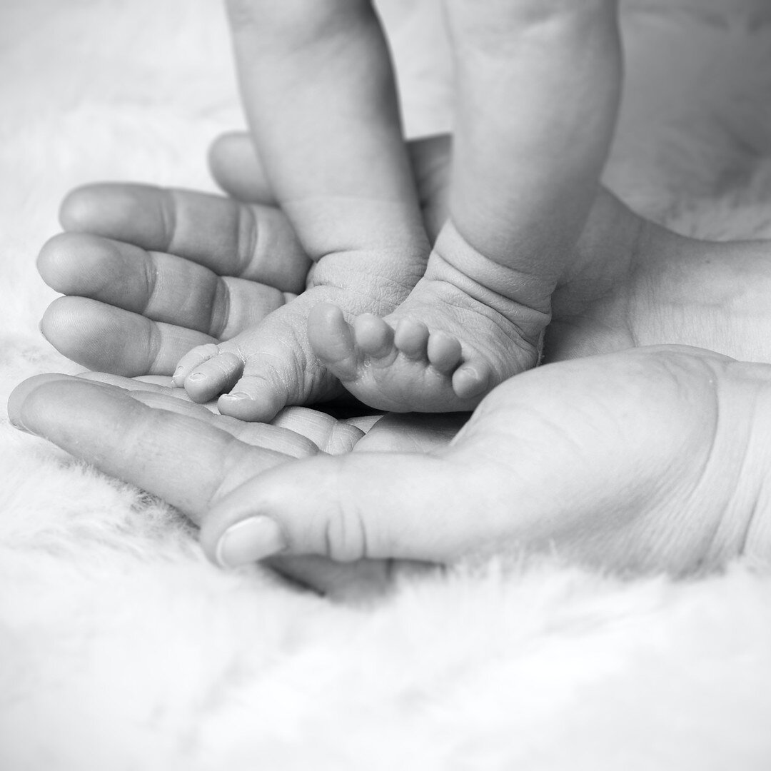 Those tiny little toes. ❤️⁠
⁠
Touch is the first language your baby will learn. They will know the love of their parent through the way they are held. Safe. Warm. Happy. 💫⁠
⁠
Taking bookings for one on one nurture and connect sessions with Mim. Gift