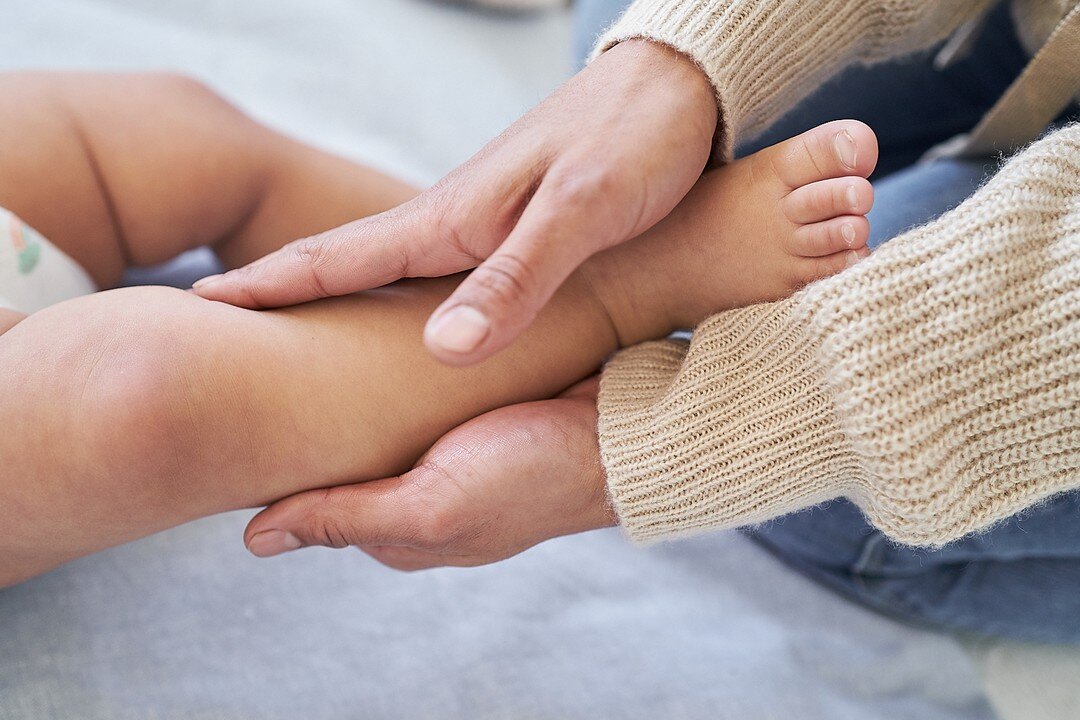 Mama and baby bond 💫⁠
⁠
Touch, feel and massage can help build a loving and trusting relationship between you and your baby. ⁠
⁠
The experience is magical for both - l absolutely love being a part of your journey ❤️⁠ ⁠
~ Mim xx⁠.