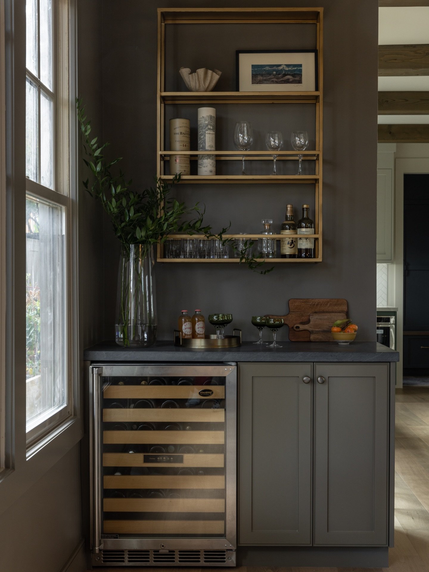 Where martinis are poured and the table awaits. Thoughtfully designed around how people gather.

Swipe to the end to see the transformation.

Design: @riseuphome 
Photography: @sencreativeco