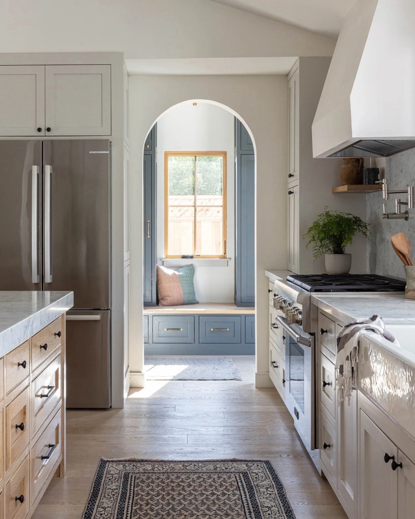More than meets the eye. 🤍 Every project has a detail that makes us smile. This is one of them.

The arch was designed to frame the window at the end of the kitchen, and the orange tree sitting just outside of it.

Design: @riseuphome
