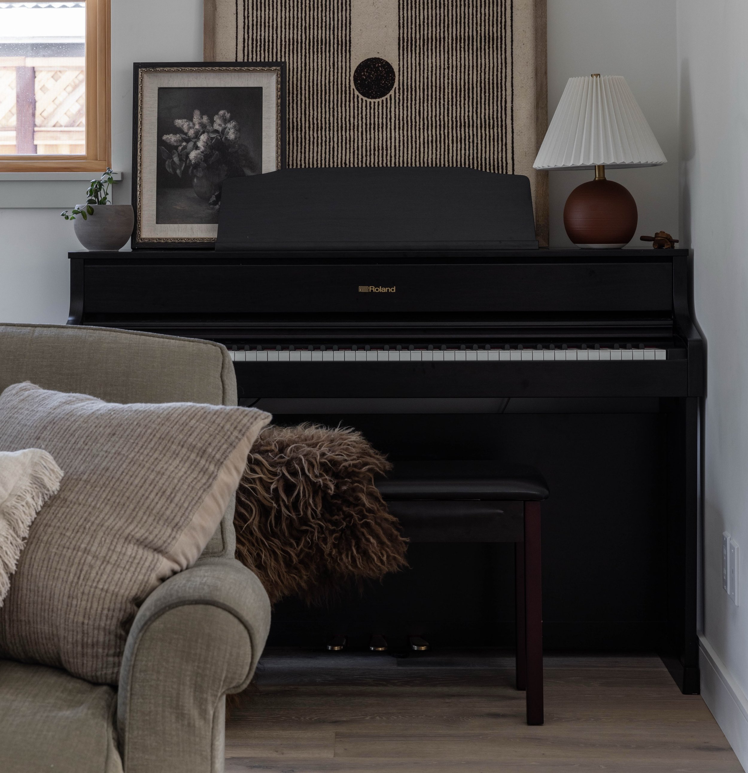 Sunday evening mood 🎶

Corners like this should feel elevated, layered, and, above all, inviting. How&rsquo;d we do?

Cheering you on for a beautiful week ahead!