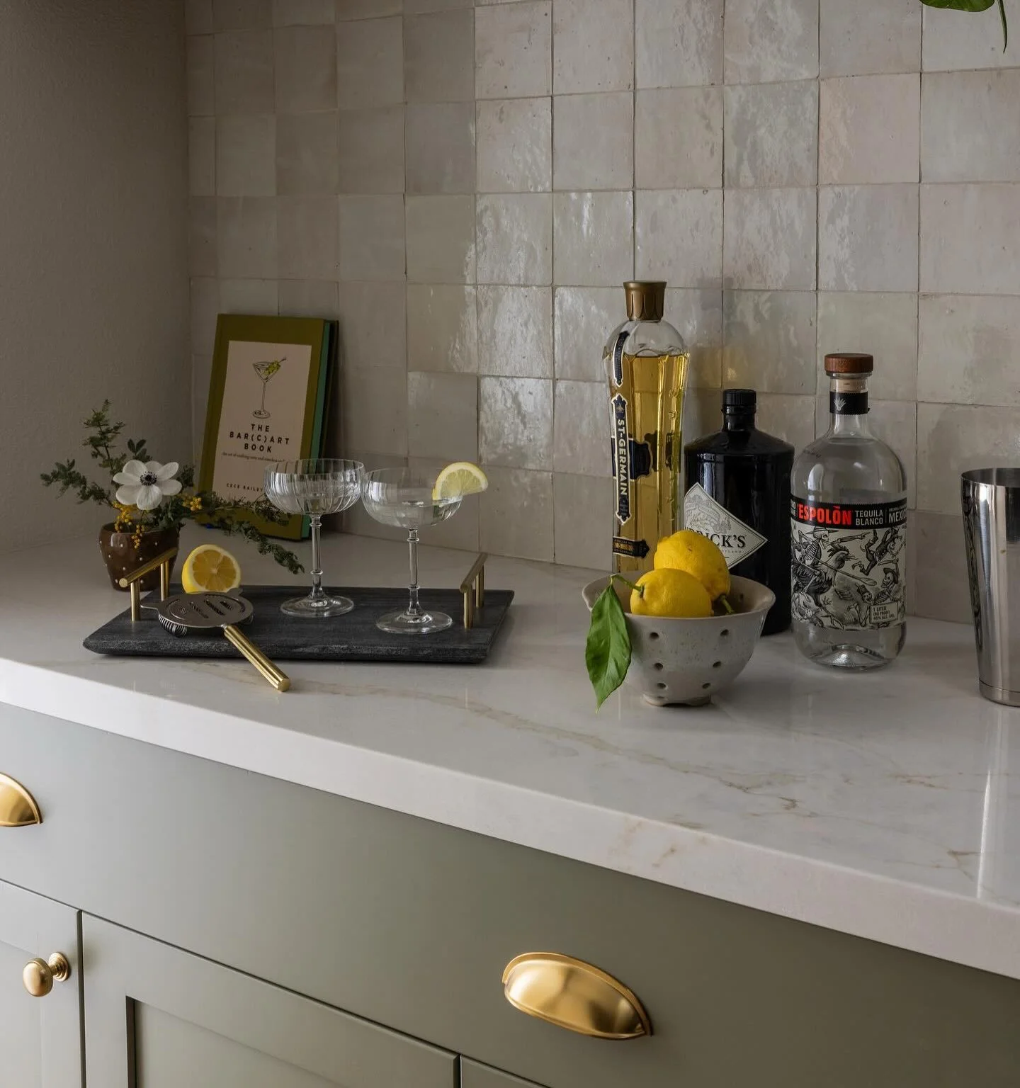 Fun times right here: a shared drink, an easy conversation, a little ritual at the end of the day. 🍸

That only works when the design does too: a countertop that can take the citrus, a layout that flows, details built to actually get used (not just 