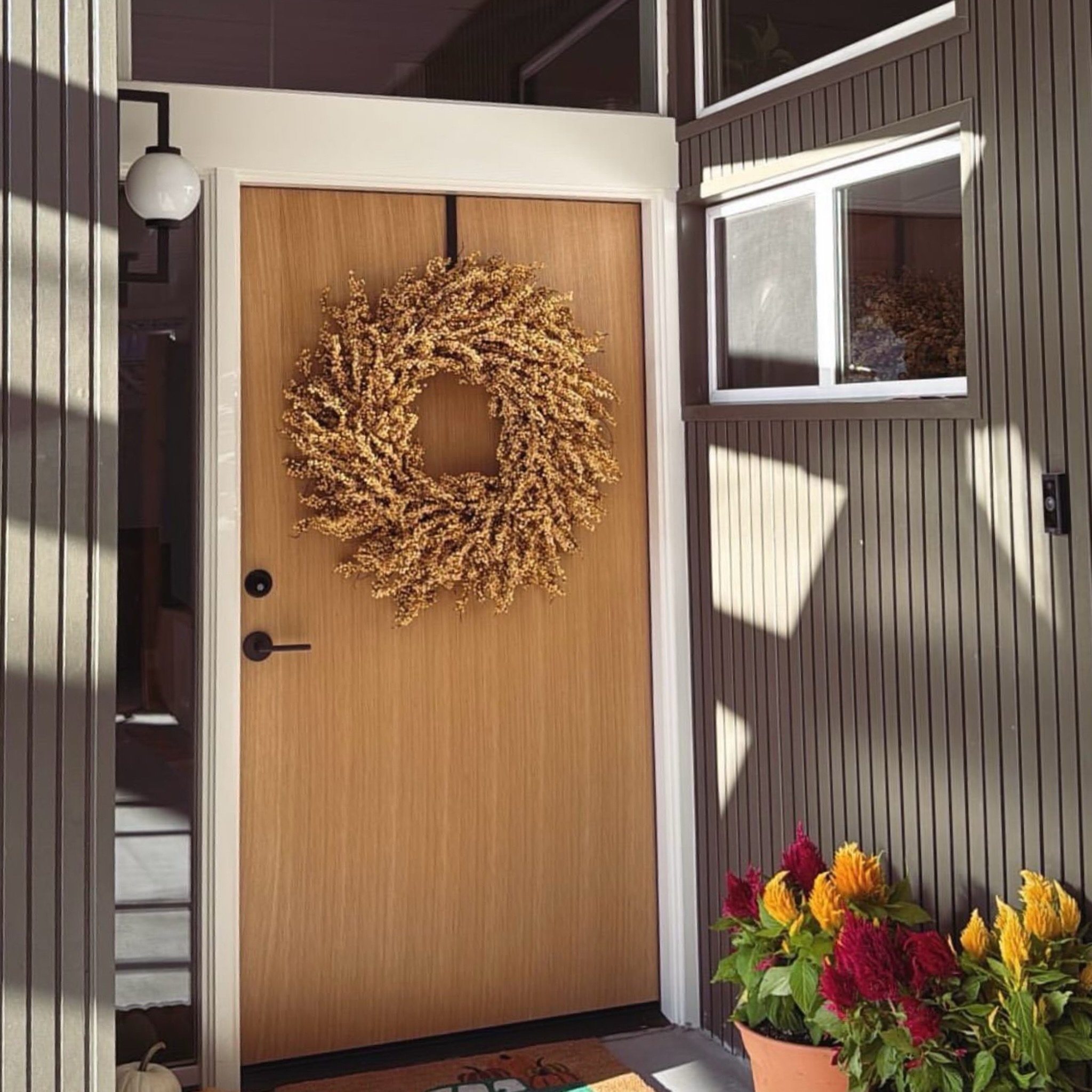 Fall has a way of making a good entry even better. Swipe to see the full transformation, from where it started to the custom Eichler-style arrival it is today. What are you most looking forward to this fall? 🍂