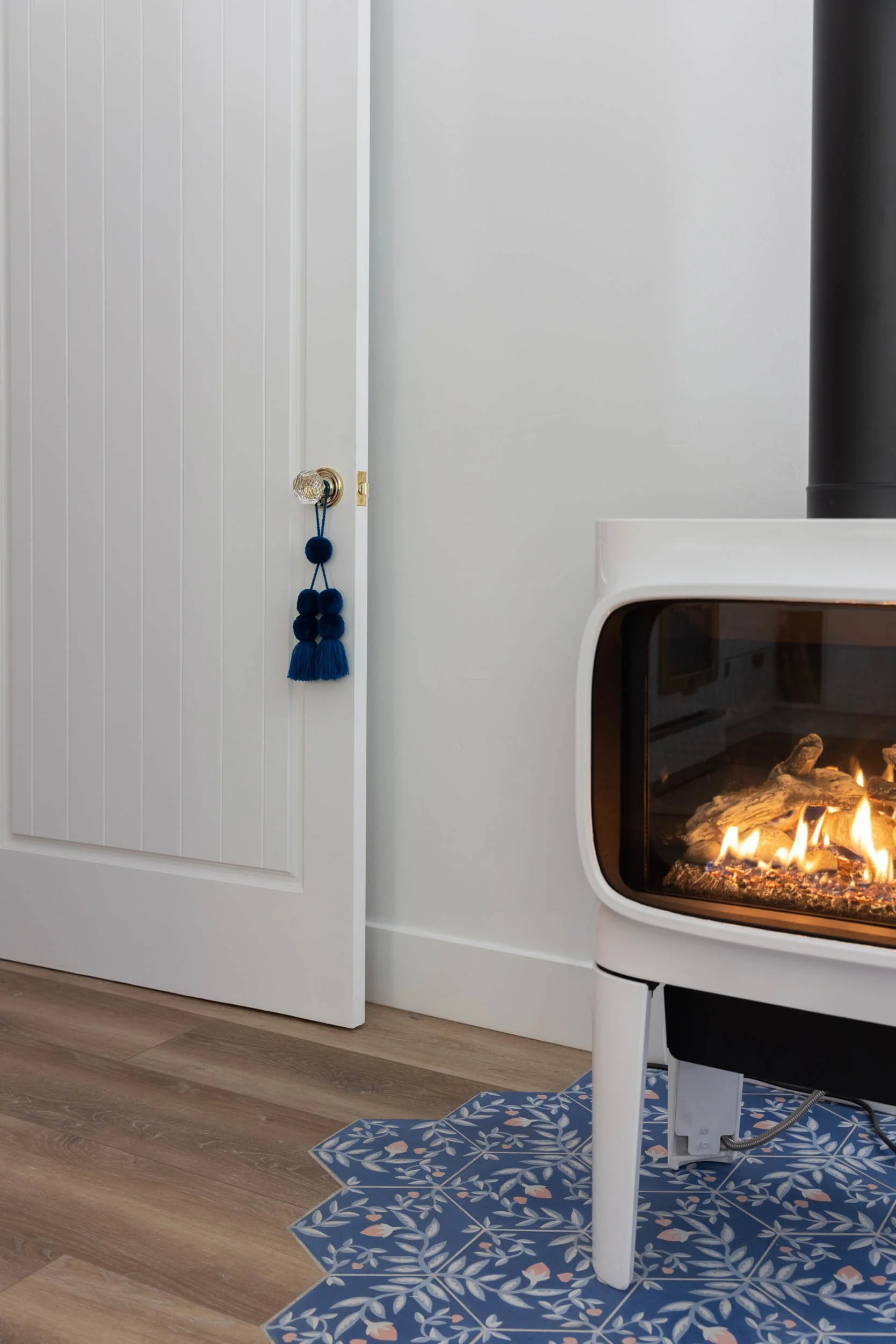 Side profile of fireplace with tile hearth