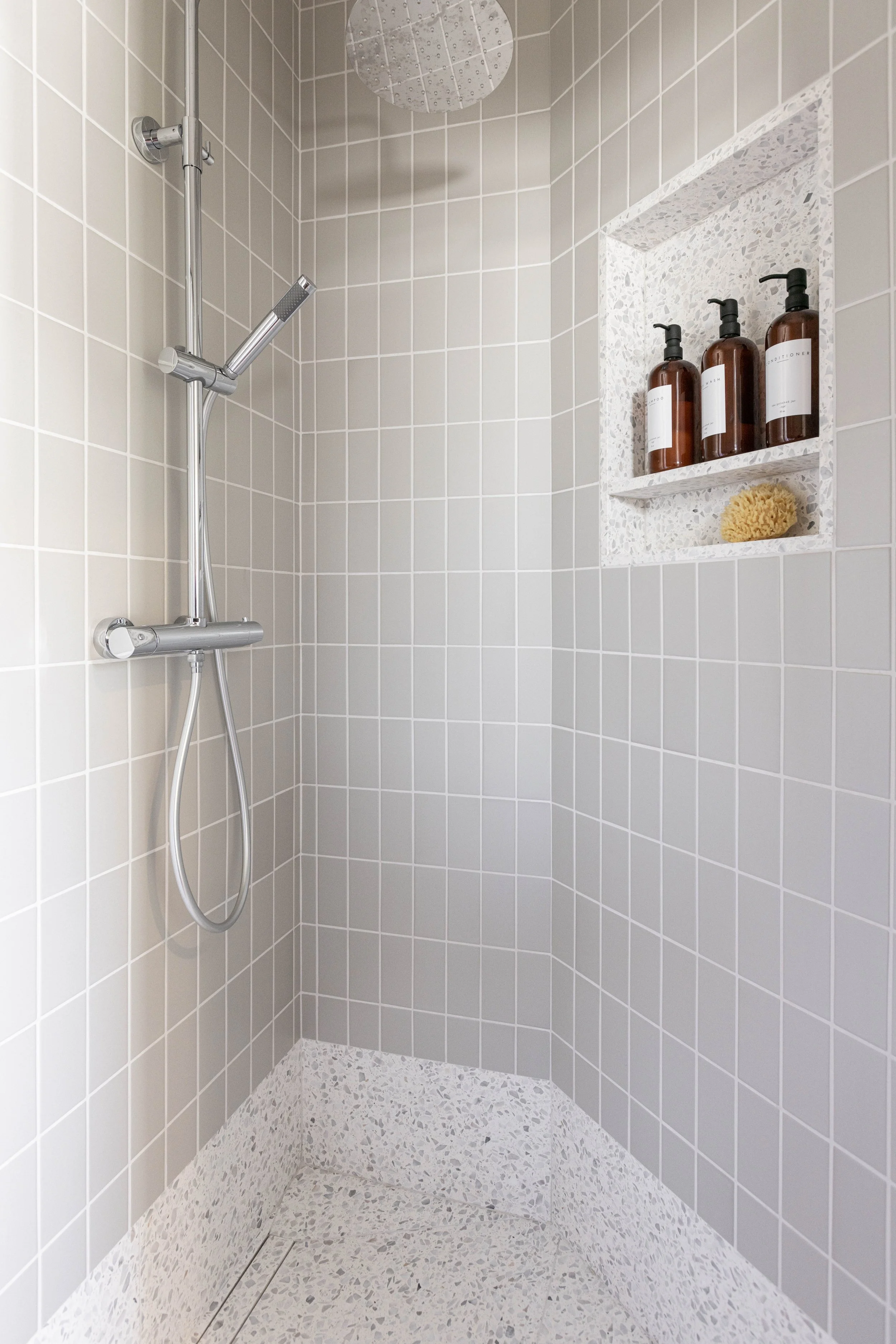 Standing shower with Hansgrohe and Terrazzo shower niche