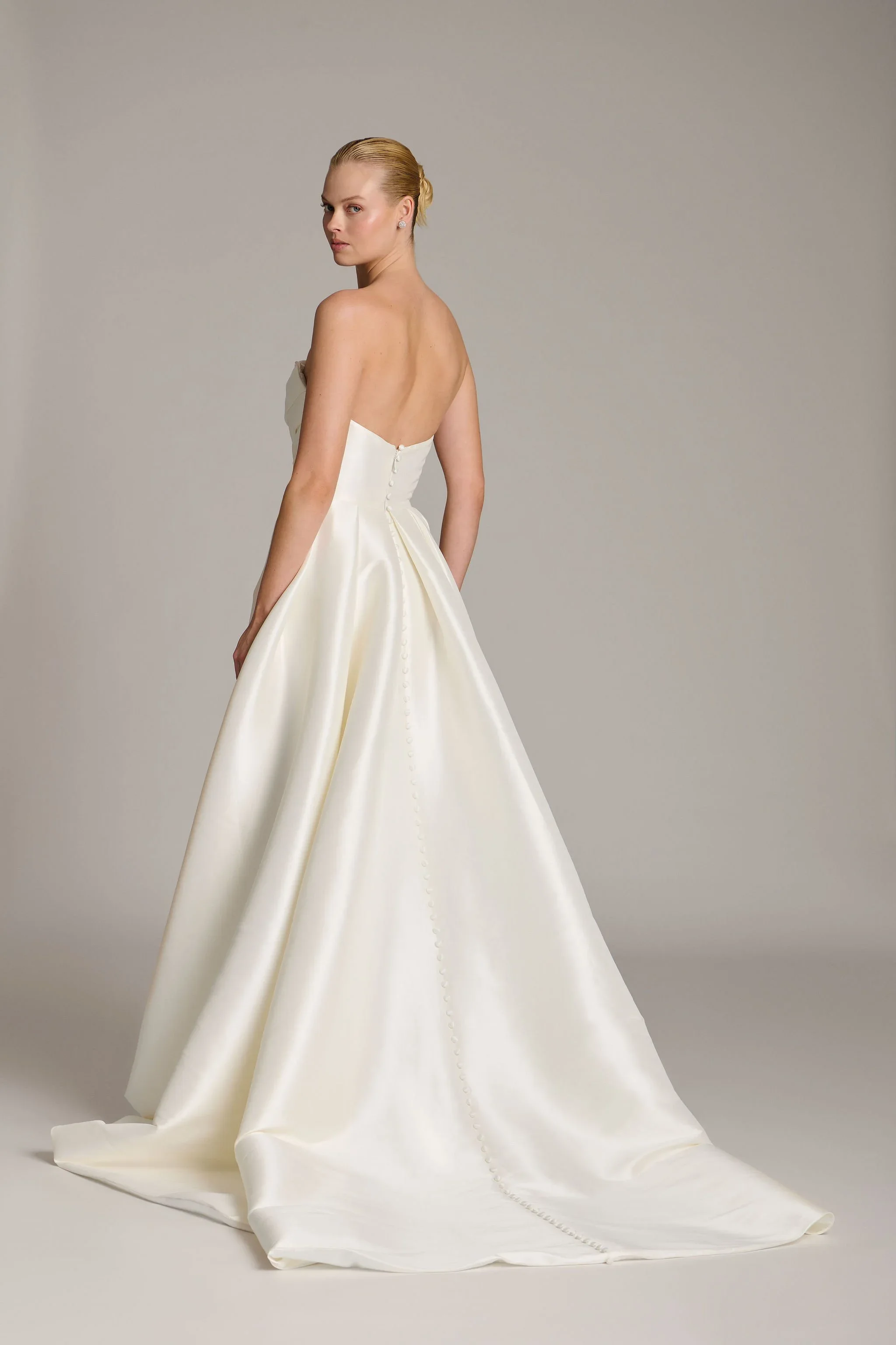 Iris_II_1108106-Curator-The-Label-2026.webp