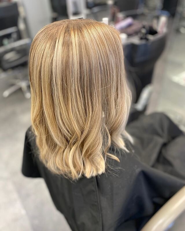 En h&auml;rlig blond f&auml;rg inf&ouml;r sommaren!🌸✨
Svep f&ouml;r att se hur det s&aring;g ut innan👉🏻
@wellanordic #wellanordic #wellahair #haircolor #haircut #fris&ouml;r #fris&ouml;rlicens #hammar&ouml;