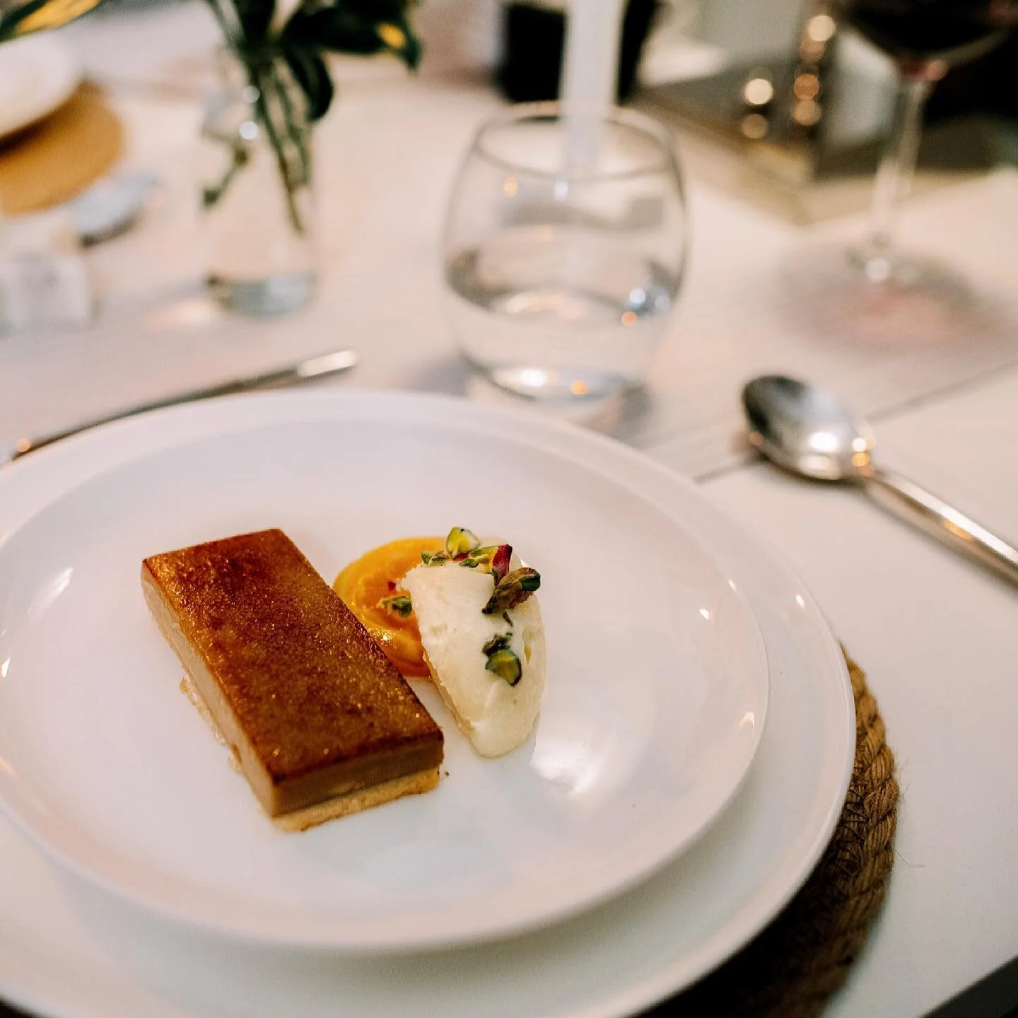 Fine dining at Bay Tree Cottage with @harahillsborough &lsquo;s Hara at Home couldn&rsquo;t be more simple. I mean, it&rsquo;s hard to believe Michel Roux didn&rsquo;t plate this up for us, non? #finediningathome #harahillsborough #baytreecottage #hi