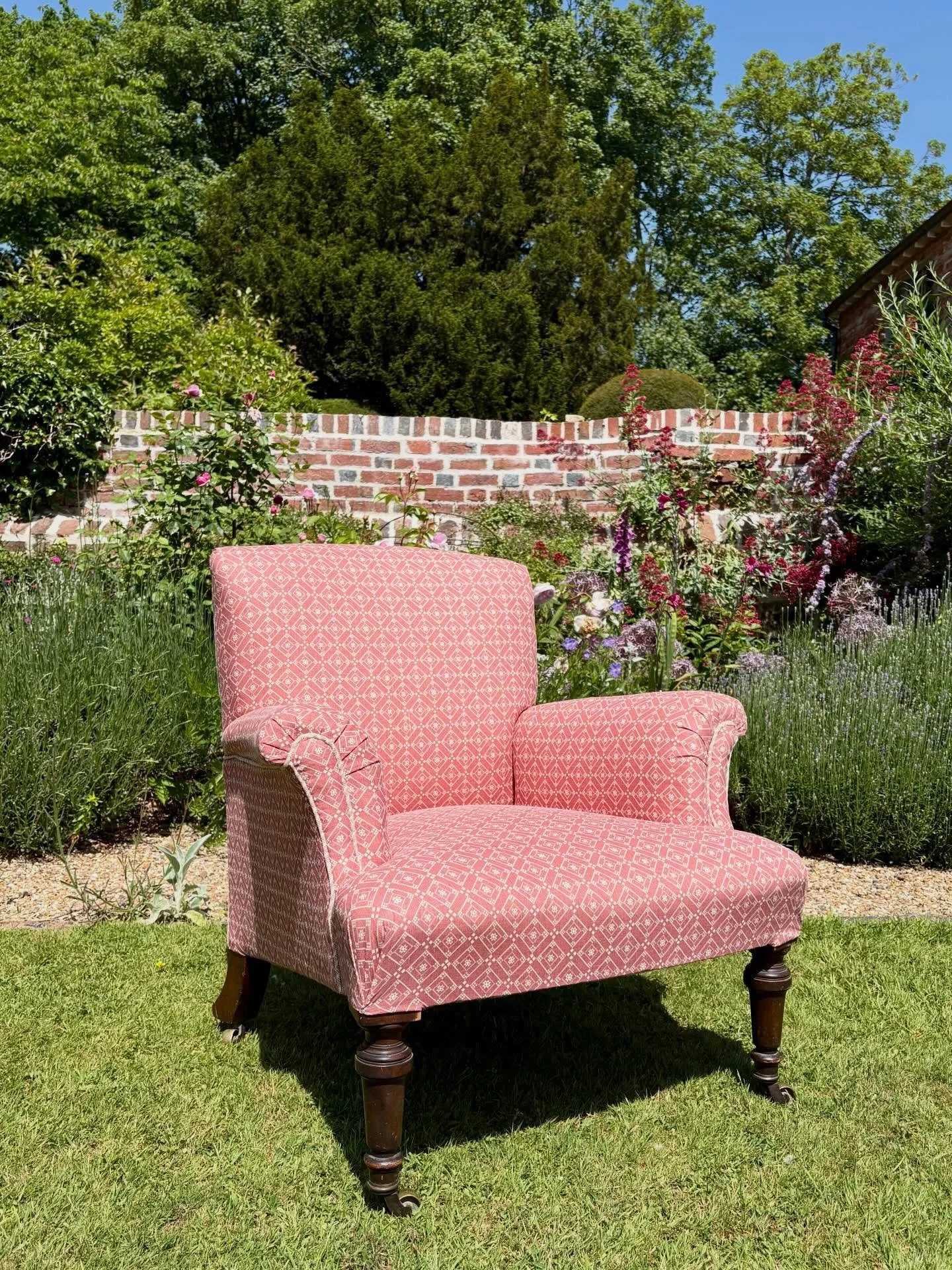 It&rsquo;s been a labour of love - especially with the final hammering in this heatwave - but this upholstery project is finally done! 
The &lsquo;Alhambra&rsquo; in Guava looks fab on this little chair &hellip; pity it can&rsquo;t live in the garden