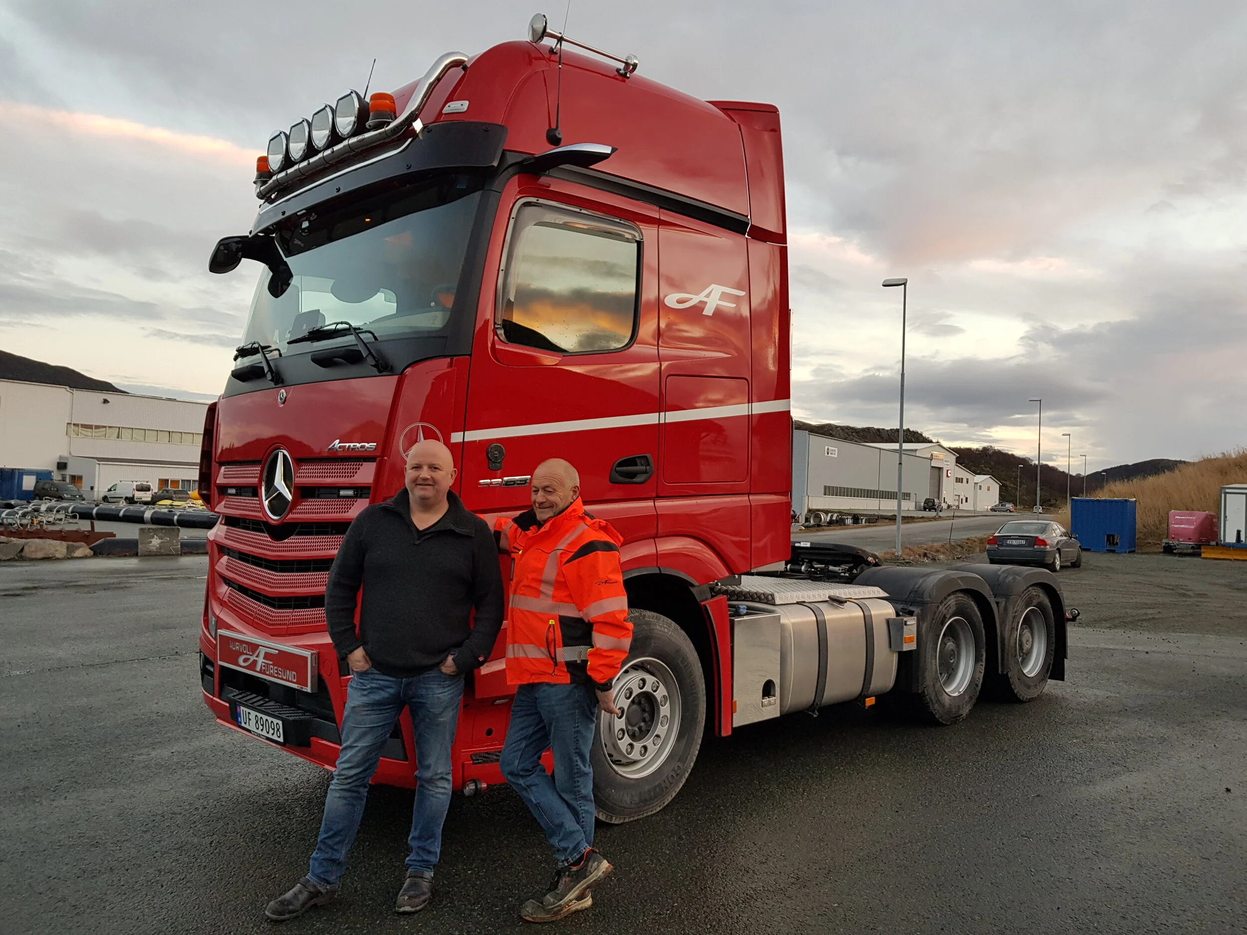 Ny Mercedes-Benz trekkvogn blei levert til Aurvoll og Furesund AS 