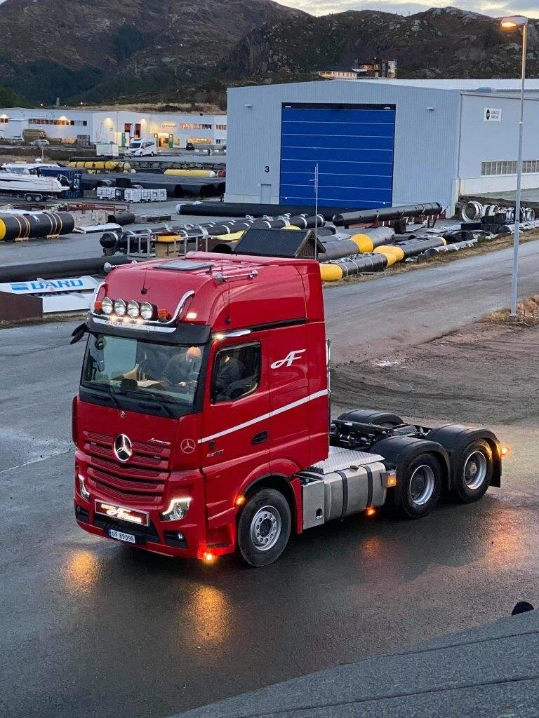 Aurvoll og Furesund - Ny Mercedes-Benz Actros trekkvogn (1).jpg