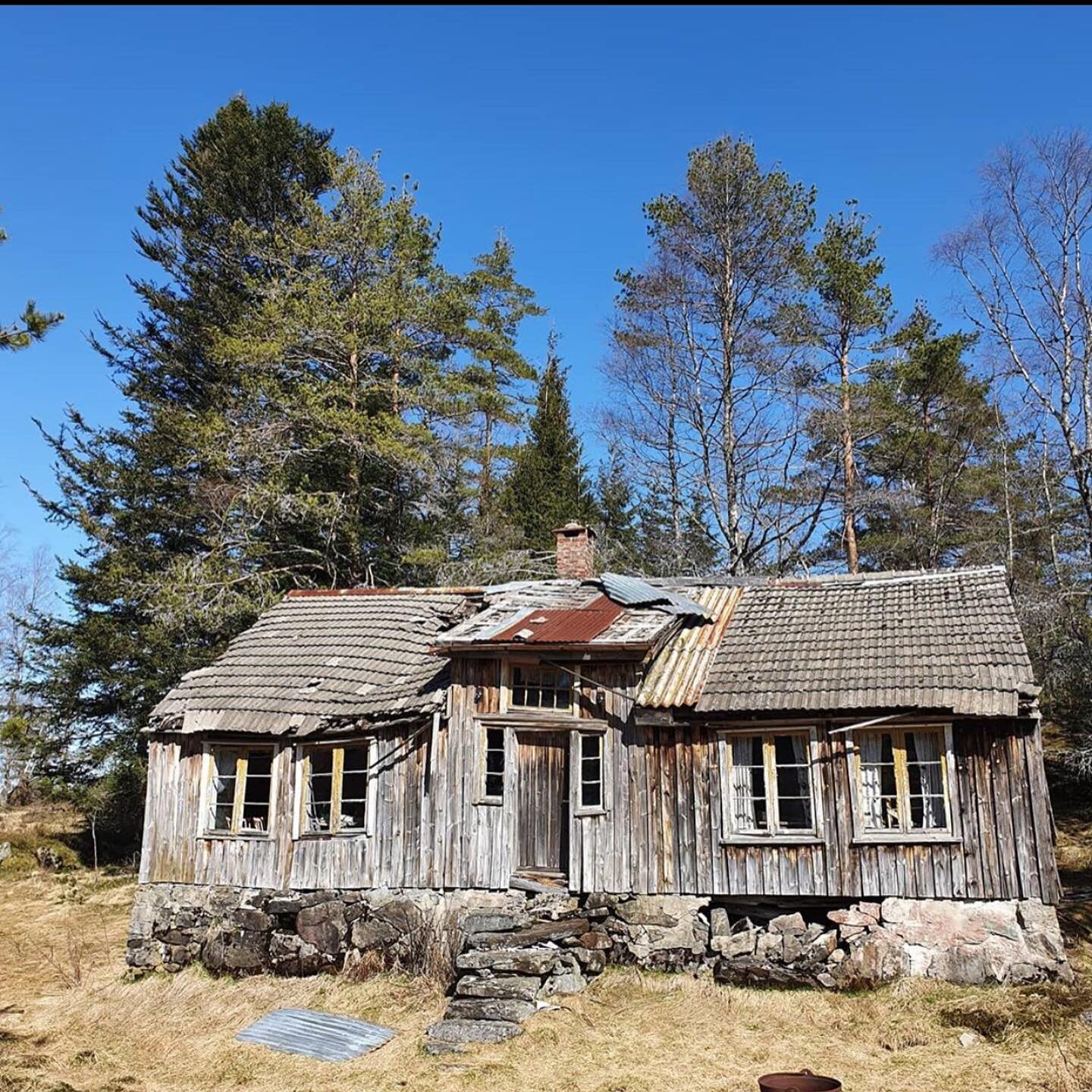 Spennende å tenke på hva slags historie dette huset har? 
-
Bildet er tatt av flinke @steinarjustnes 👌

.
.
.
.

#vennesla #vistitvennesla #mittvennesla #hvaskjerivennesla #bes&oslash;kvennesla #t&oslash;mmerrenna #setesdalsbanen #vigelandhovedgå