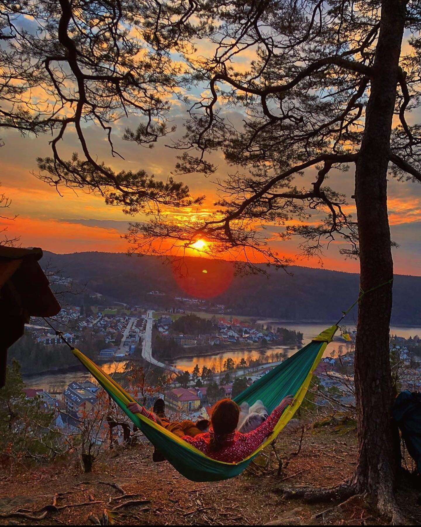 S&aring;nne kvelder alts&aring;☀️ 
Just hanging - Bj&oslash;nn&aring;sen i Vennesla. 
-
Bildet er delt fra den fine kontoen til @meretee5 🌟

.
.
.

#vennesla #vistitvennesla #mittvennesla #hvaskjerivennesla #bes&oslash;kvennesla #t&oslash;mmerrenna 