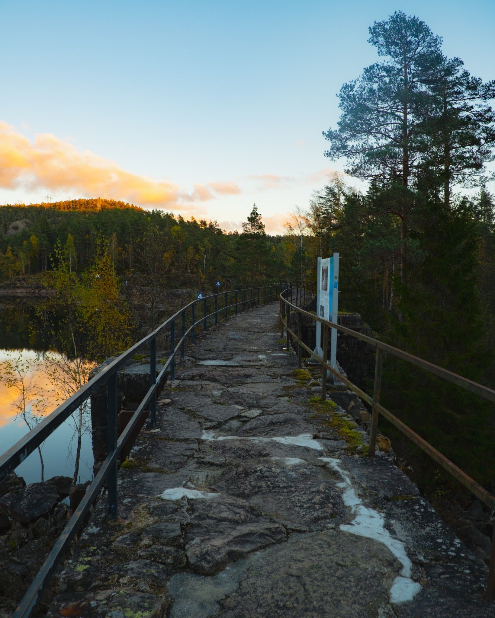 Gjett stedet! 📍
Vet du hvor denne stien tar deg? 
Hint, sjekk forrige innlegg 👀
Gjett i kommentarfeltet, her p&aring; Instagram eller Facebook, s&aring; er du med i trekningen. Riktig svar kan vinne et gavekort p&aring; 500 kroner hos @kjop_i_venne